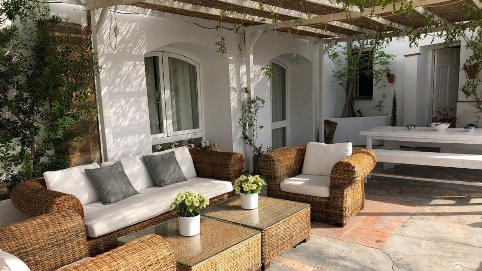 Un precioso patio de inspiración mediterránea es el espacio ideal para disfrutar de una cena, cóctel o tertulia entre amigos Un precioso patio de inspiración mediterránea es el espacio ideal para disfrutar de una cena, cóctel o tertulia entre amigos