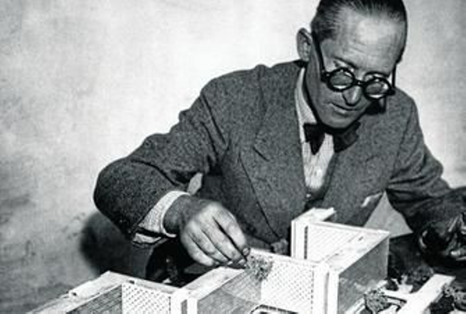 Charles-Édouard Jeanneret-Gris (1887-1965), 'Le Corbusier', ante una de sus maquetas.