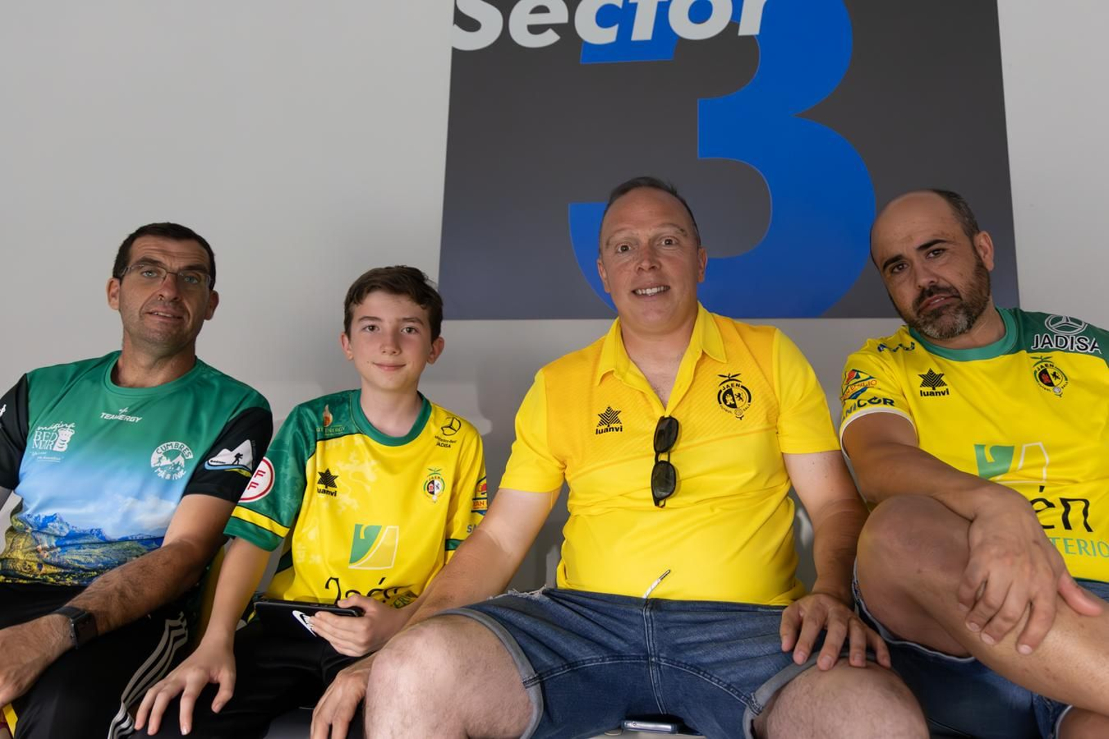 La Marea Amarilla: el alma del Olivo Arena, en imágenes