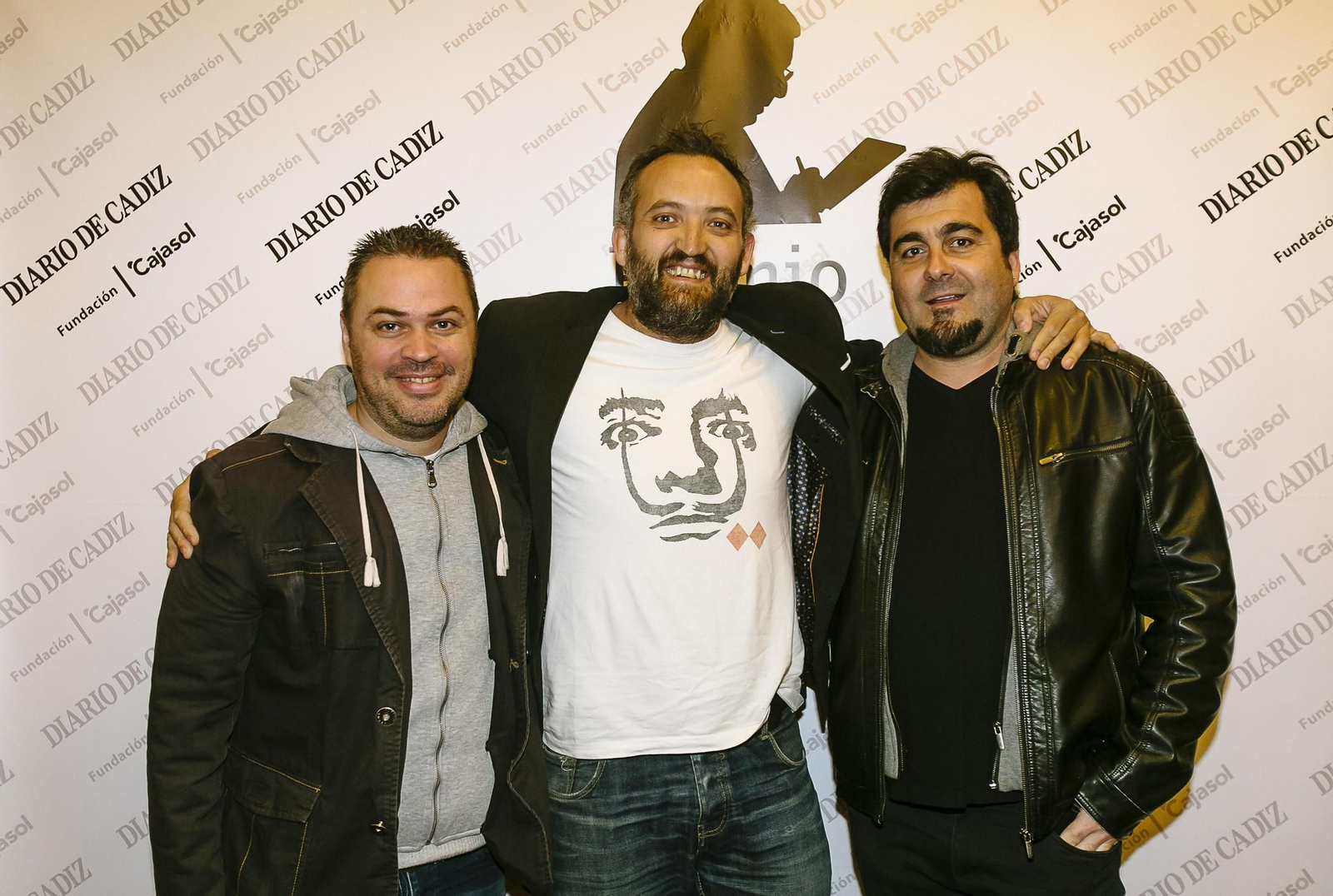 Los cuarteteros Francisco Javier González ‘Chicho’ y Ángel Gago con el chirigotero José Luis Torrejón.