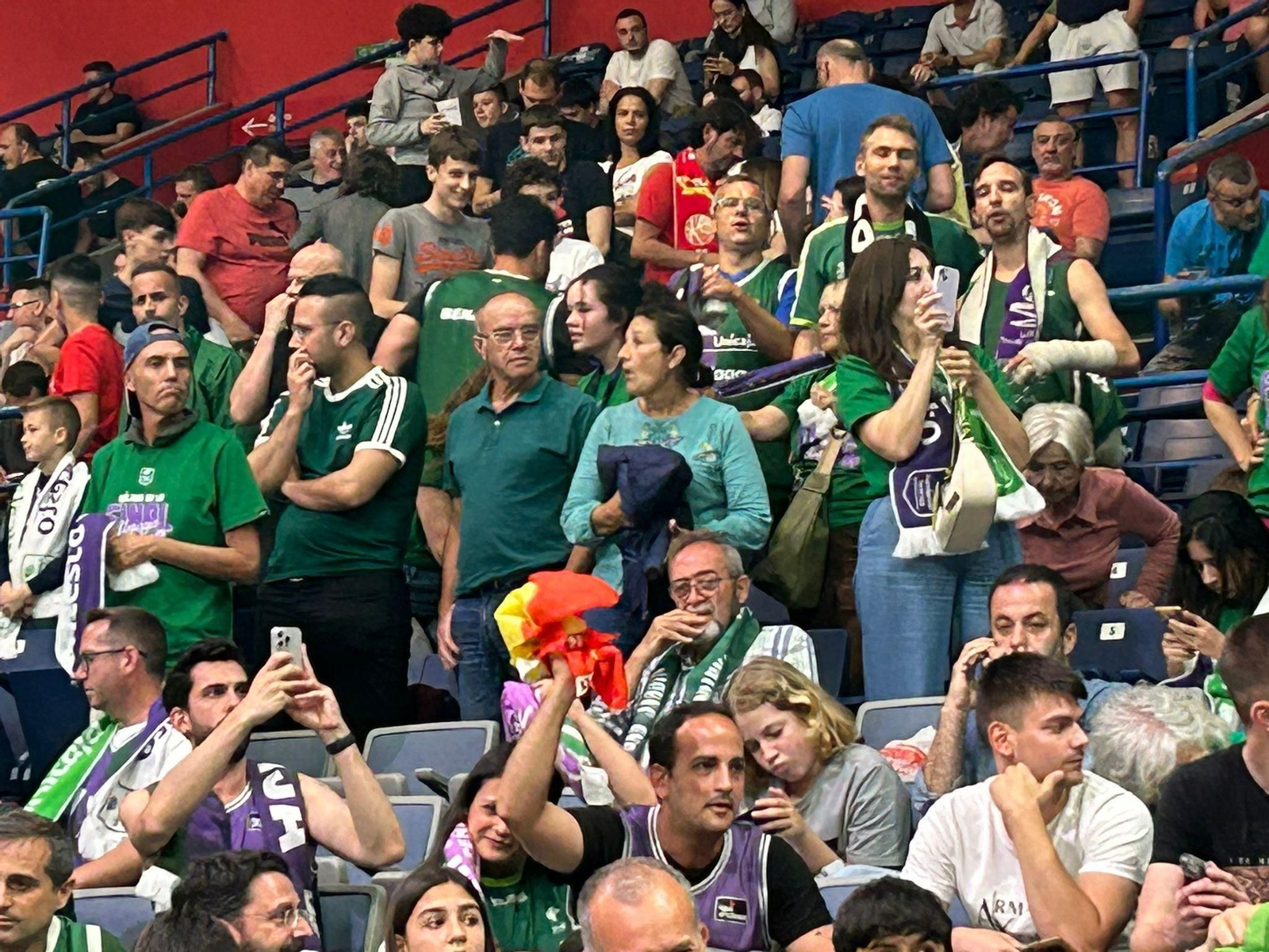 Búscate en las gradas en el Lenovo Tenerife - Unicaja de la final de la BCL