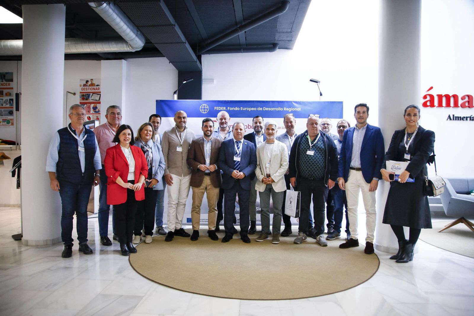 Carlos Sánchez y Jerónimo Parra junto a los distribuidores y las empresas.