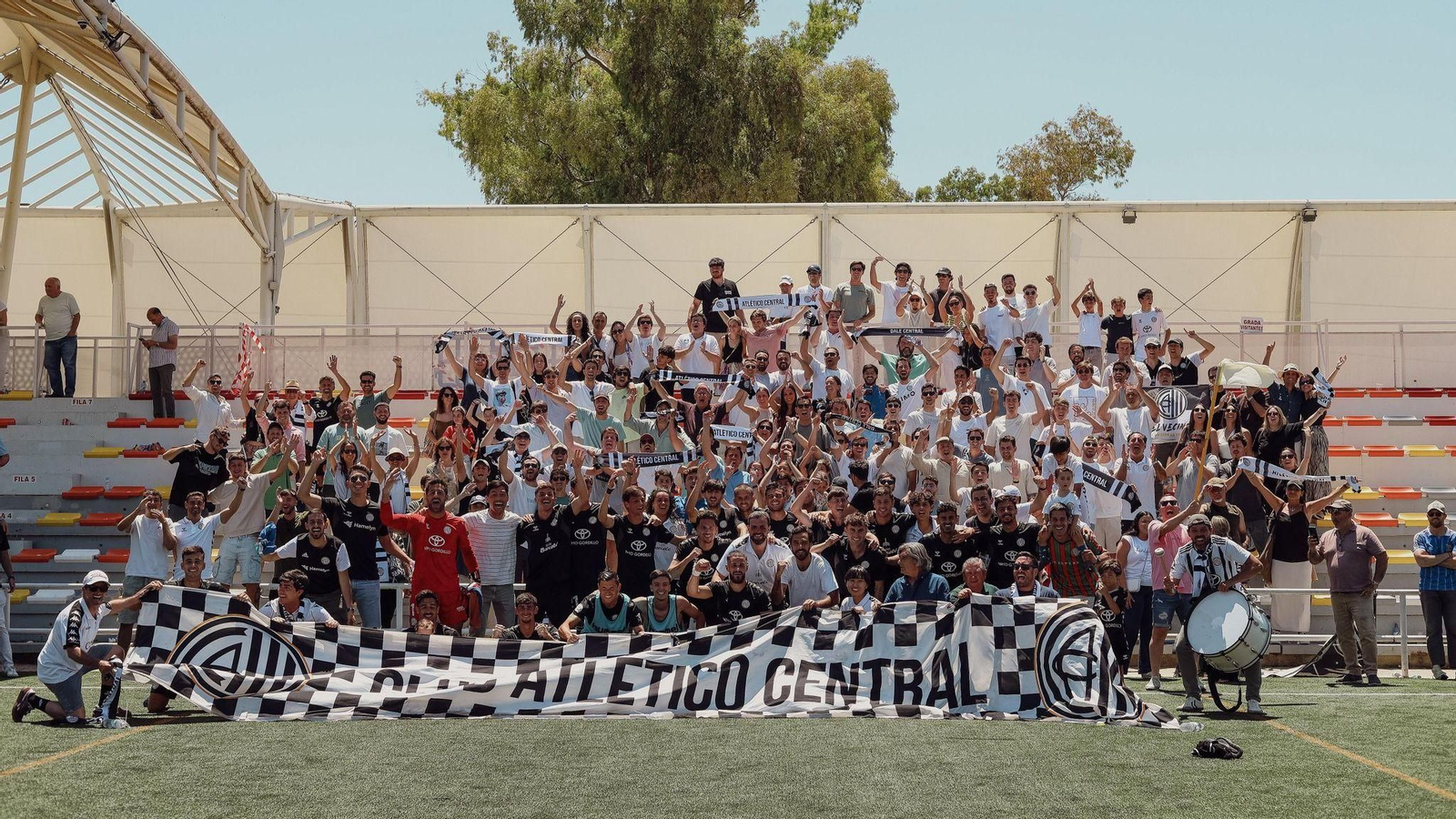 Los jugadores del Atlético Central celebran la victoria junto a su afición Los jugadores del Atlético Central celebran la victoria junto a su afición