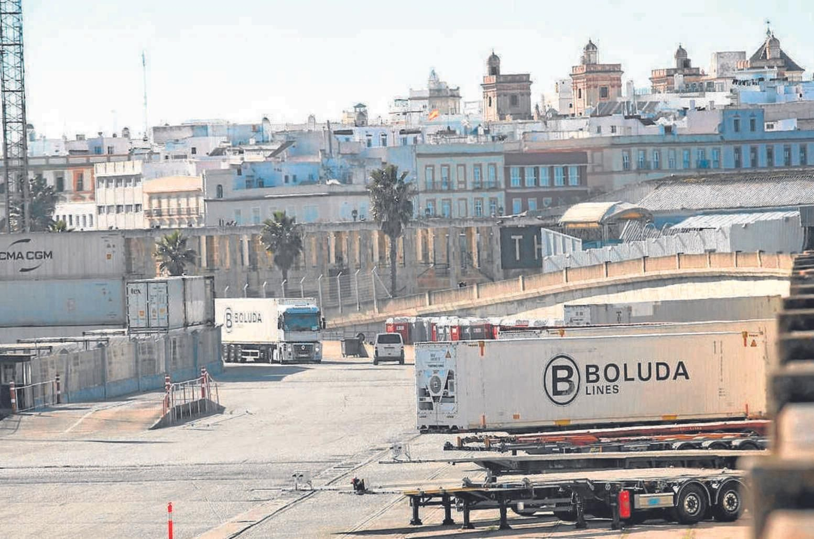 Imagen de la actual terminal de contenedores del puerto de Cádiz, con la ciudad al fondo.