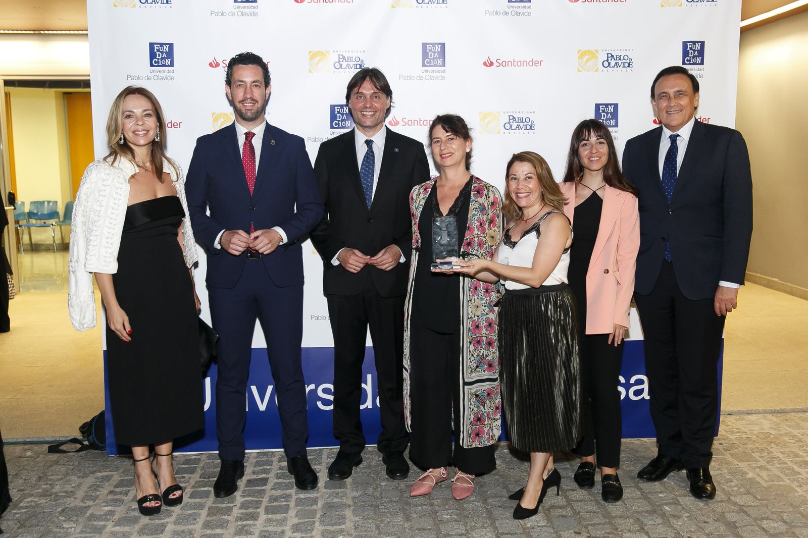 El rector de la UPO Francisco Oliva y el consejero de Universidad, Investigación e Innovación de la Junta de Andalucía, José Carlos Gómez Villamando y la presidente del Consejo Social de la UPO, Rocío Reinoso, junto a Iñaki Echeveste, director de la Escuela Superior de Hostelería de Sevilla acompañado por parte de su equipo.