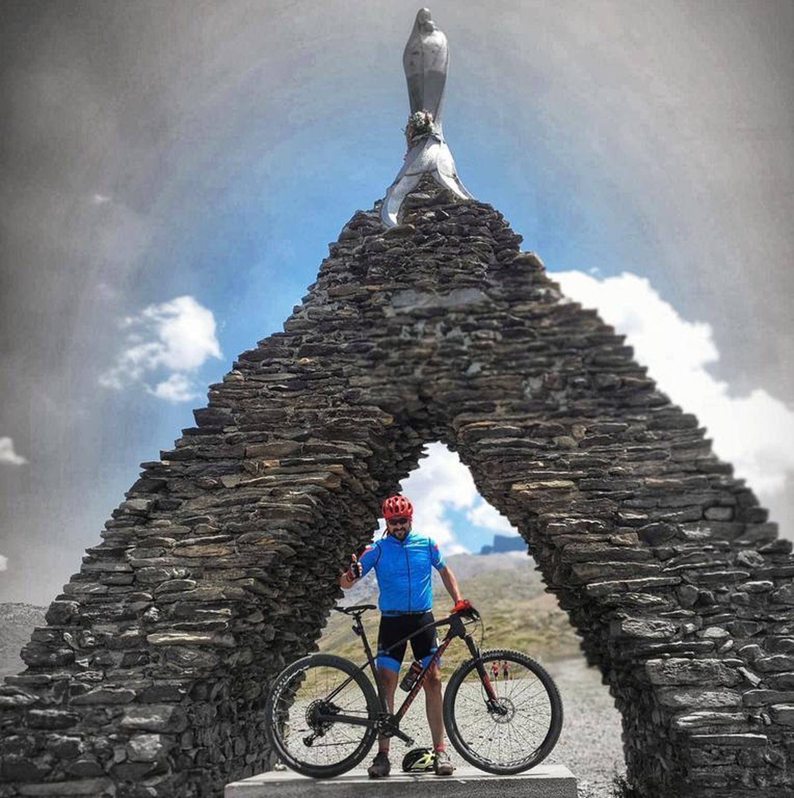 Sergio Cortés junto a la Virgen de las Nieves de Sierra Nevada
