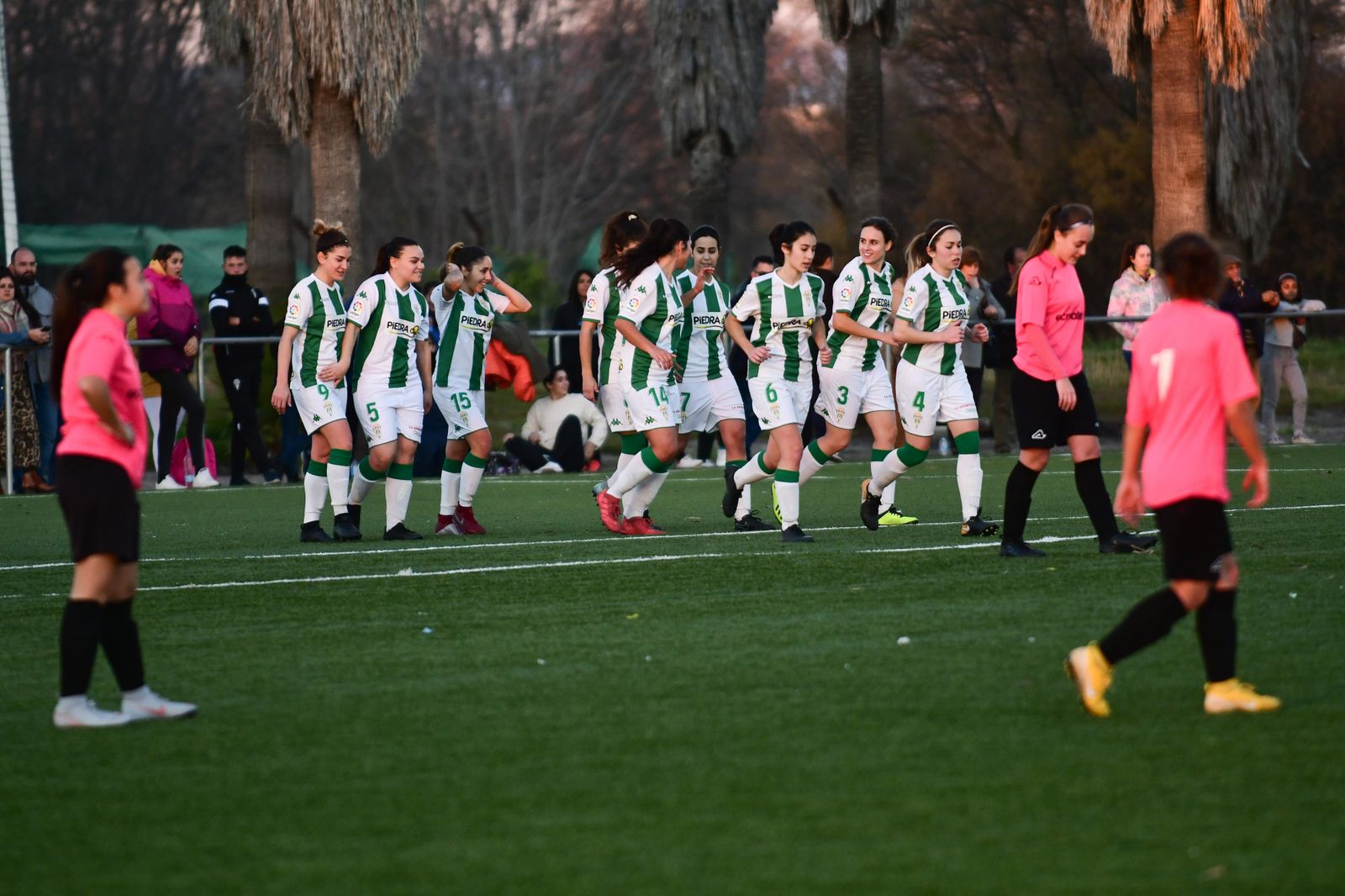 Las jugadoras del Córdoba celebran uno de sus goles a La Rambla.