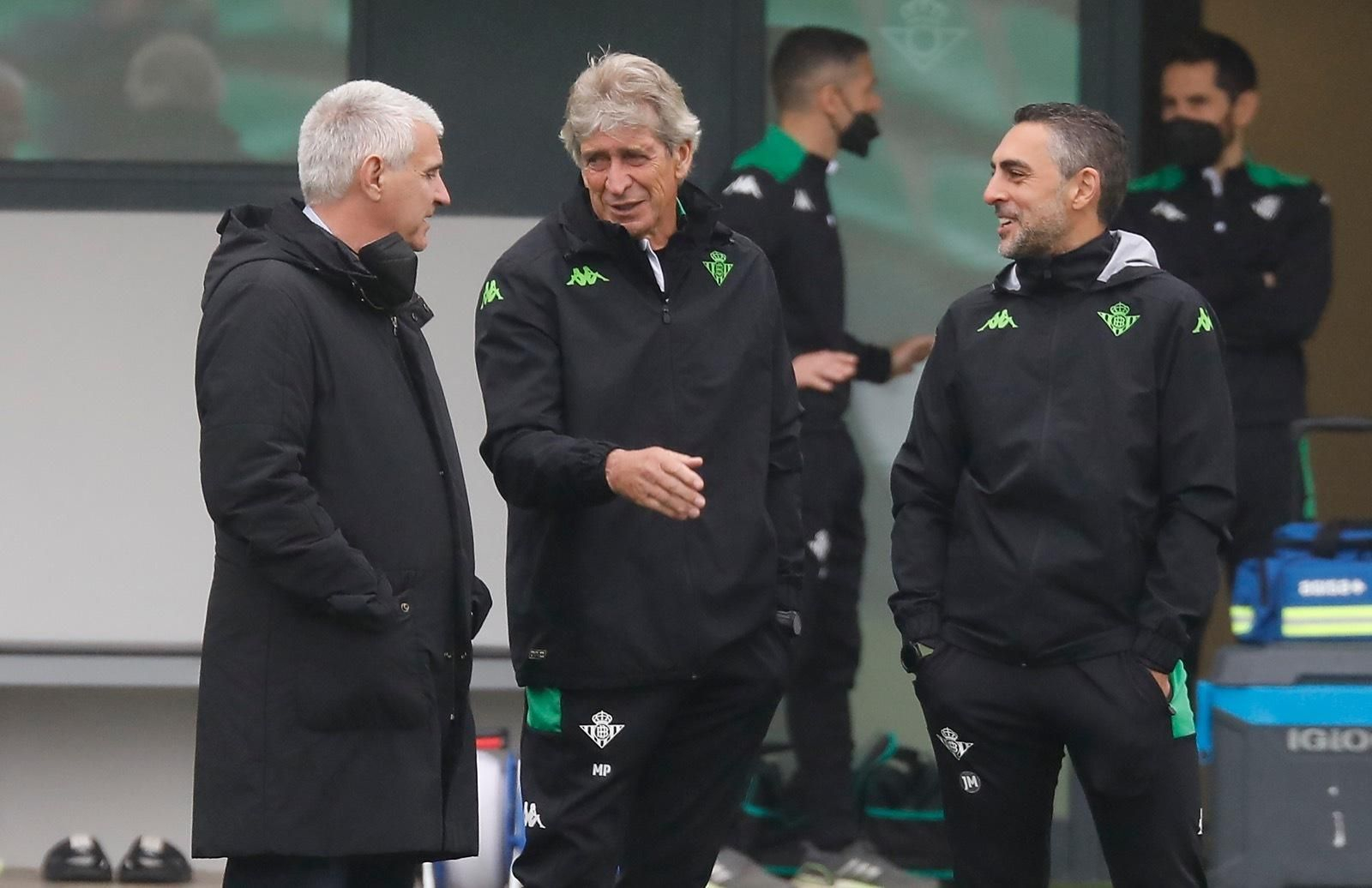 Manuel Pellegrini dialoga con Antonio Cordón en el entrenamiento de este martes.