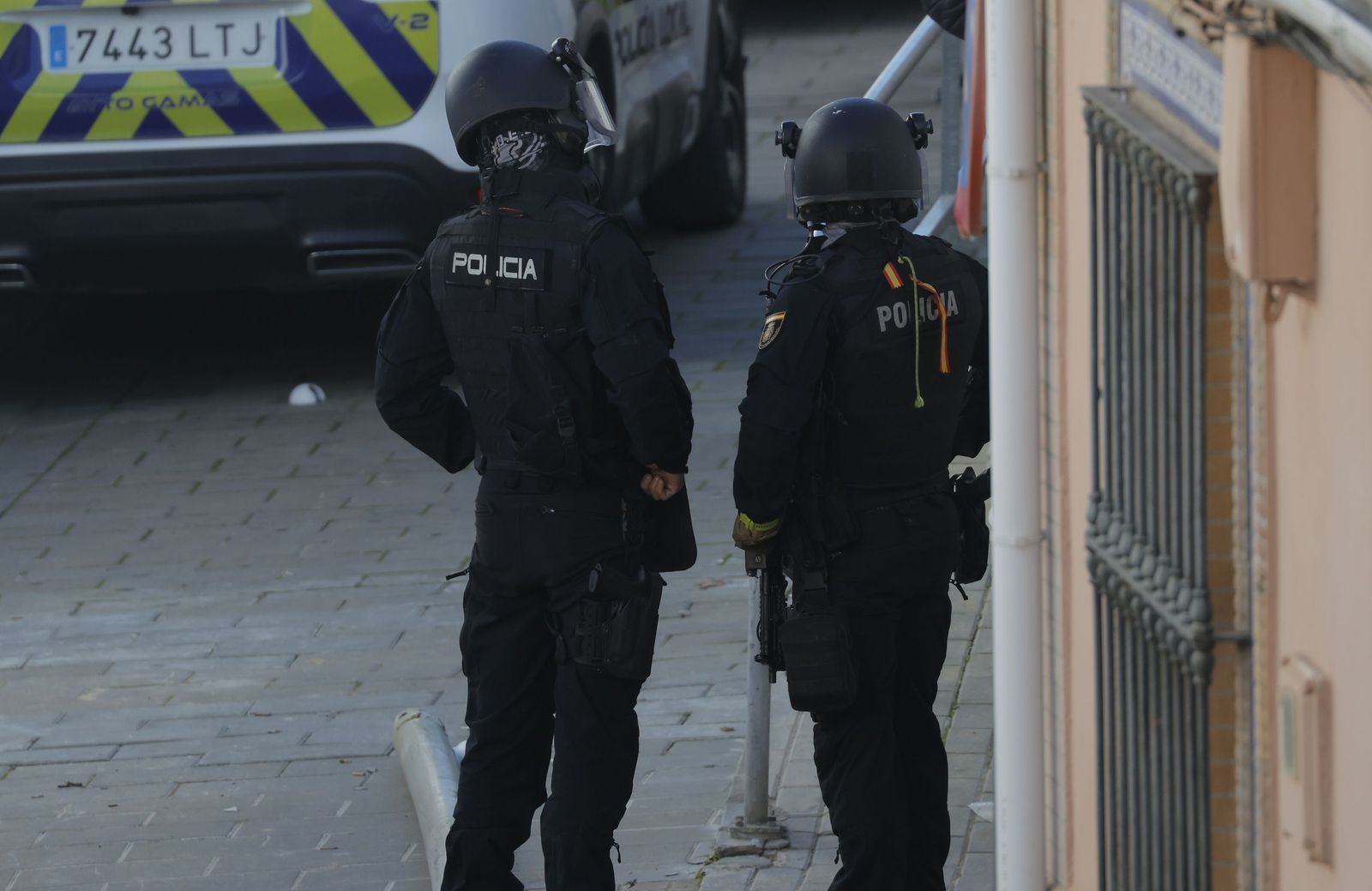 Las imágenes del despliegue policial por un hombre que se ha atrincherado en Camas