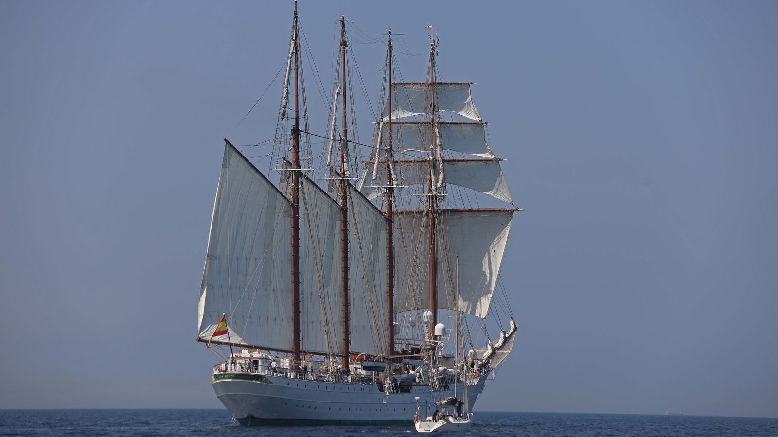 Fotos del 'Juan Sebastián Elcano' navegando por el Estrecho