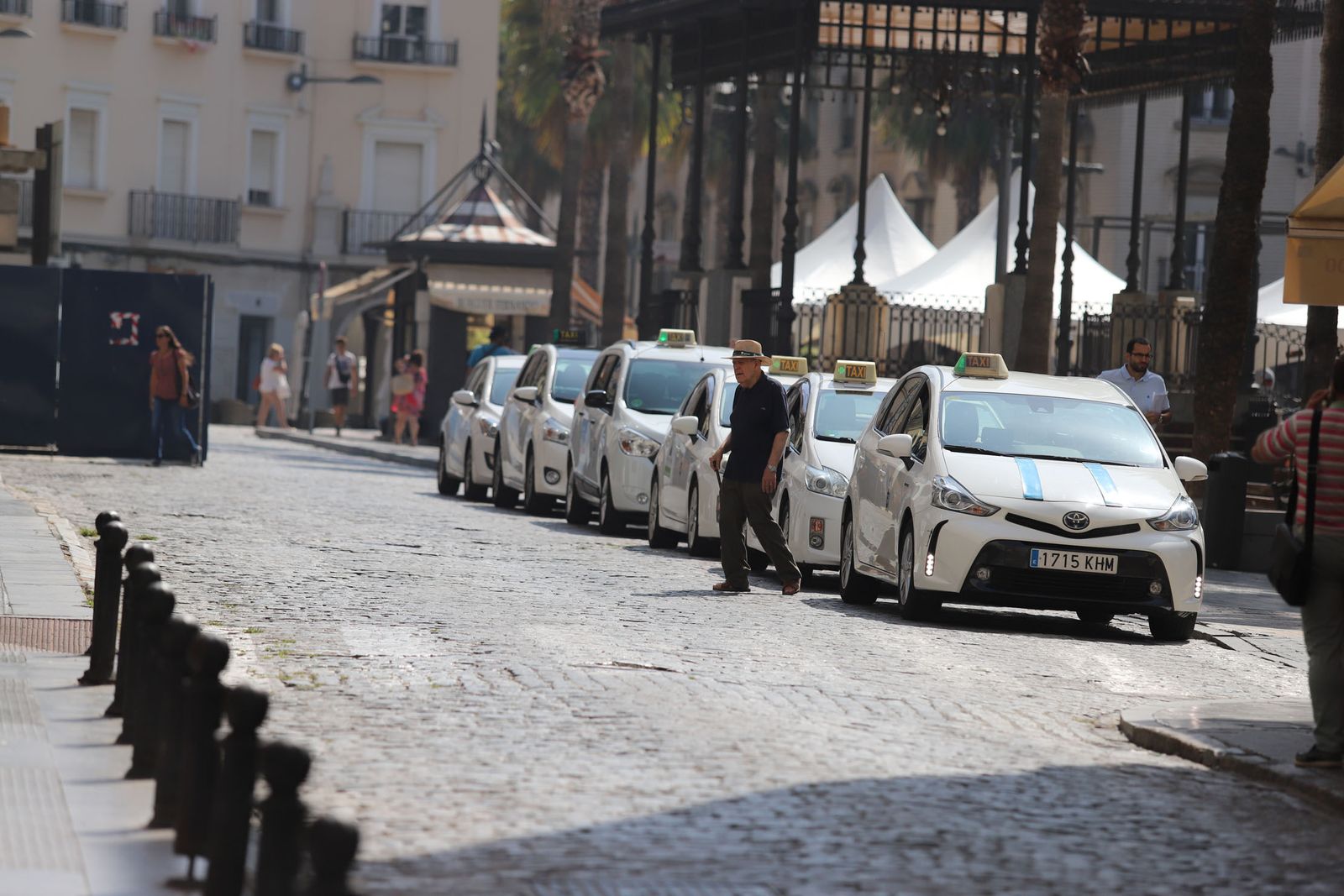 Hilera de taxis en la Plaza de las Monjas.
