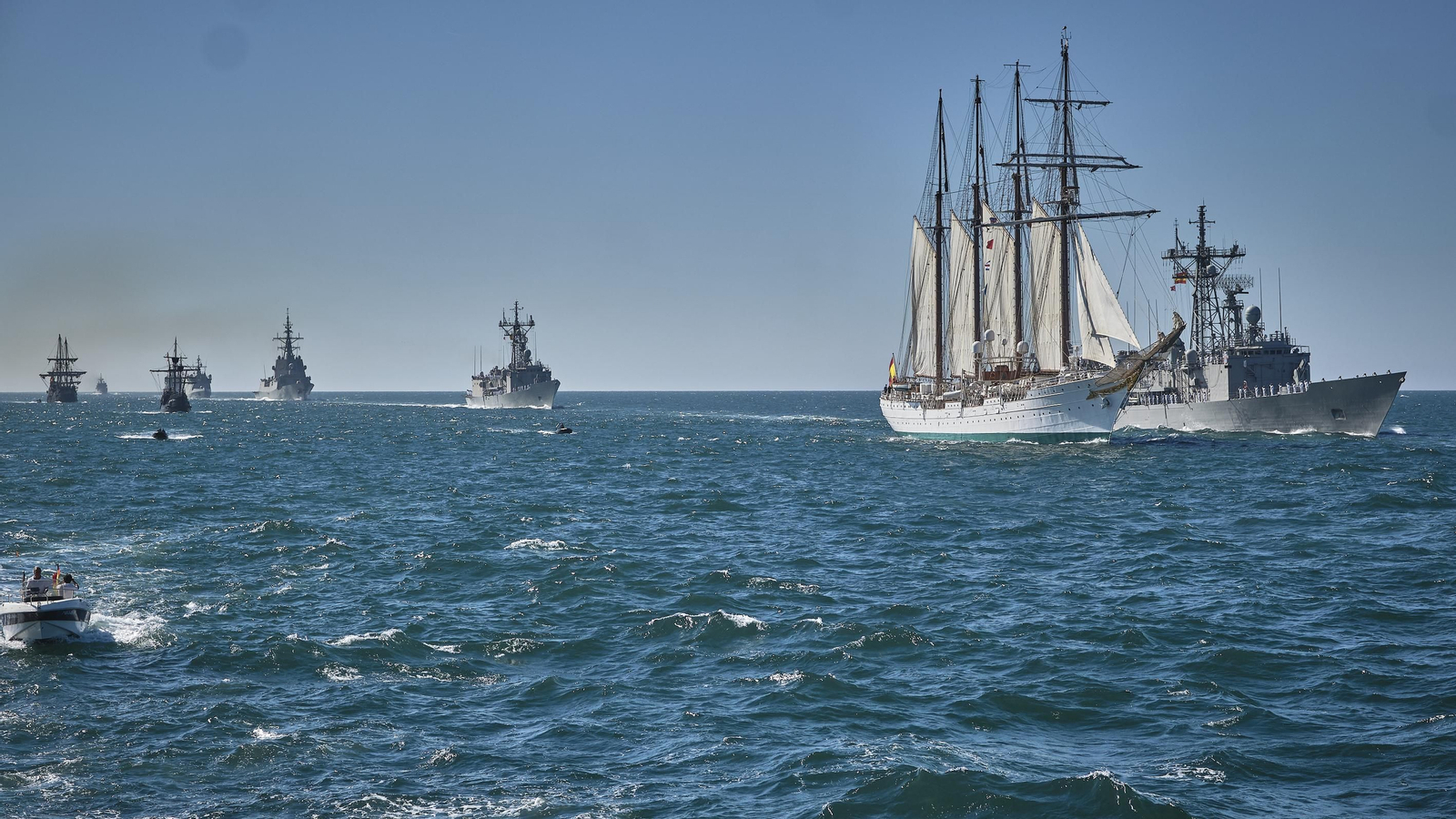 Parada naval y aérea en homenaje a Elcano en aguas de Sanlúcar. Parada naval y aérea en homenaje a Elcano en aguas de Sanlúcar.