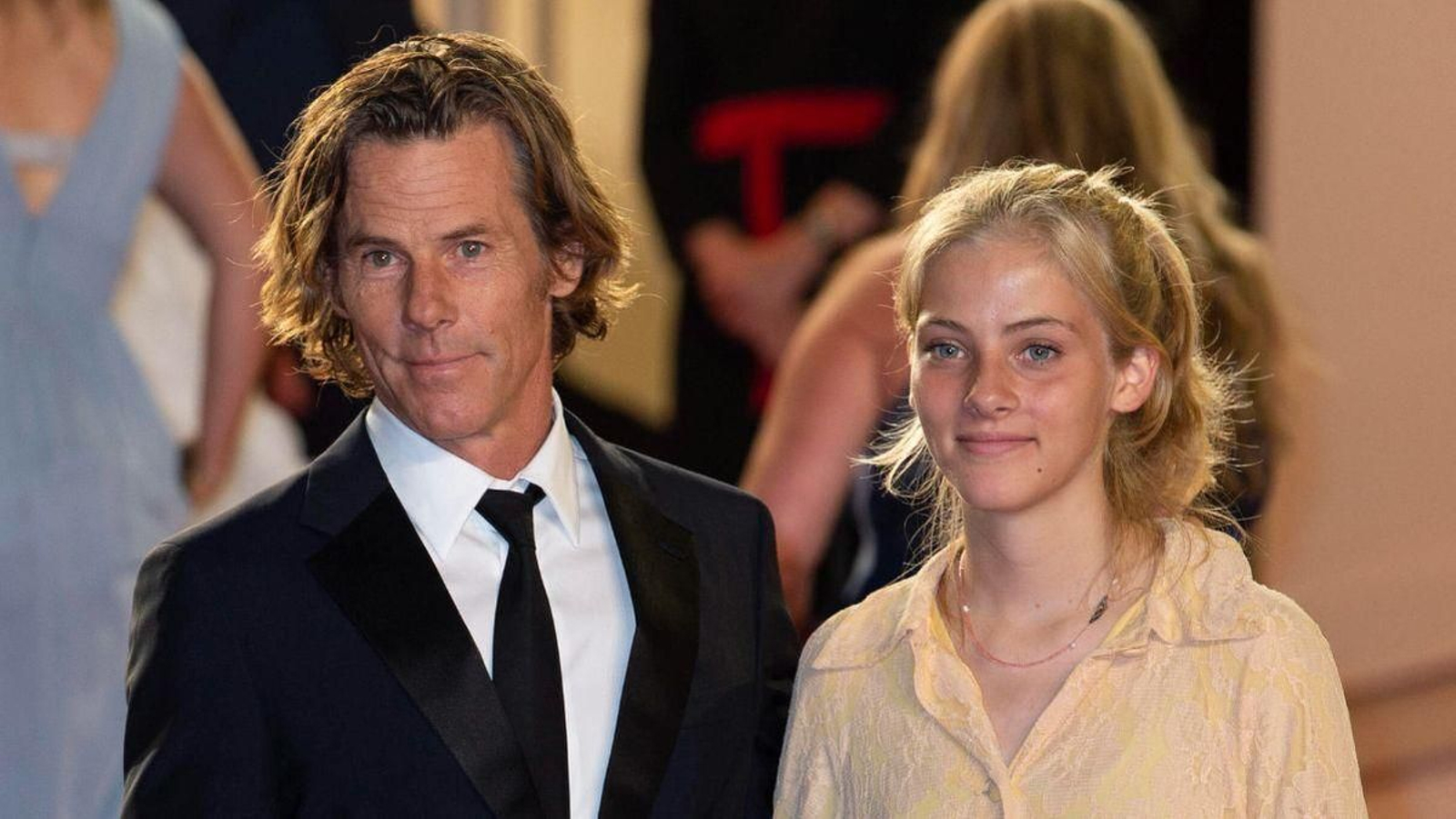 Hazel Moder Roberts, junto a su padre, Danny Moder, en el estreno de la película ‘Flag Day’.