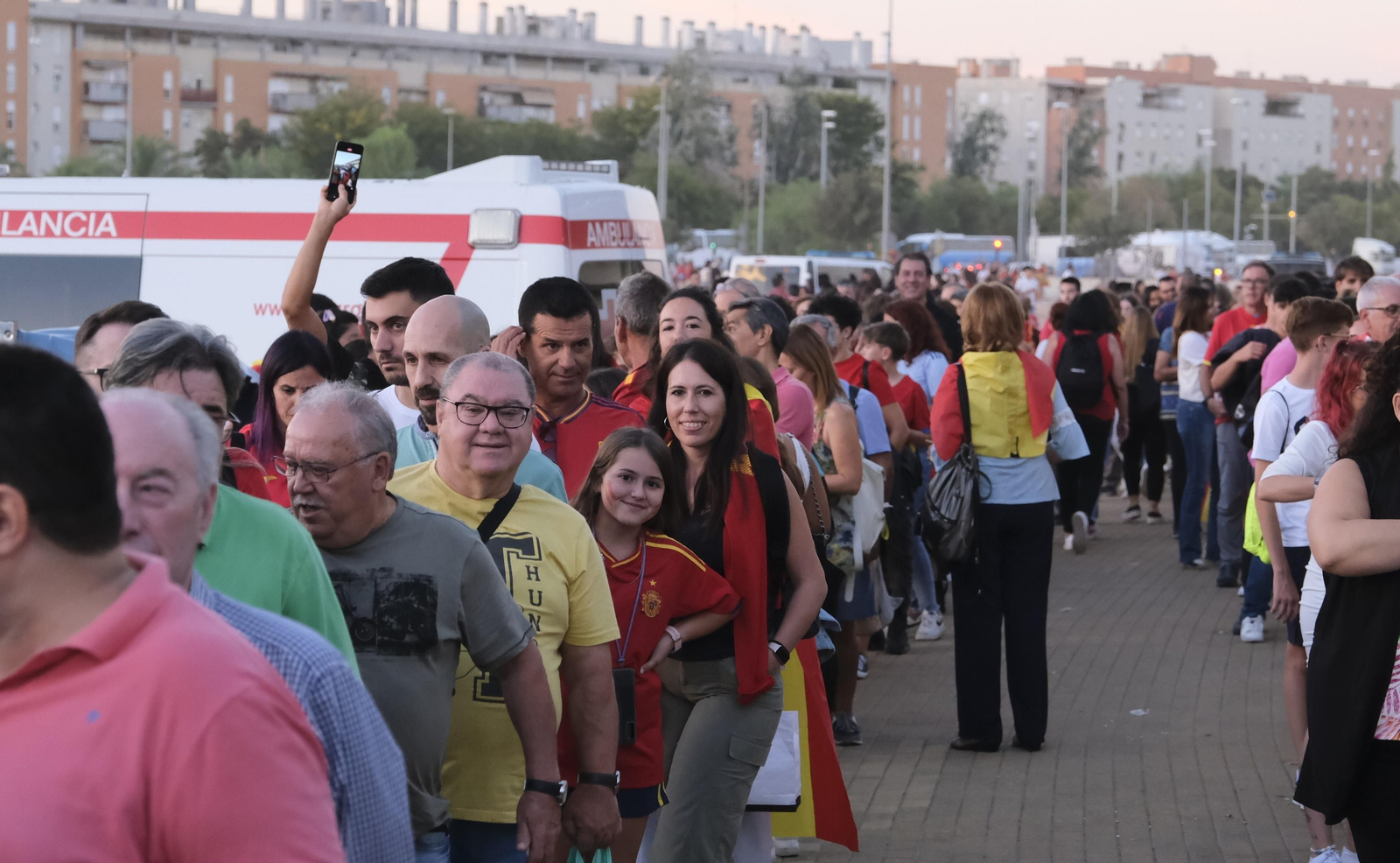 Las mejores fotos del ambiente en El Arcángel para el España - Suiza