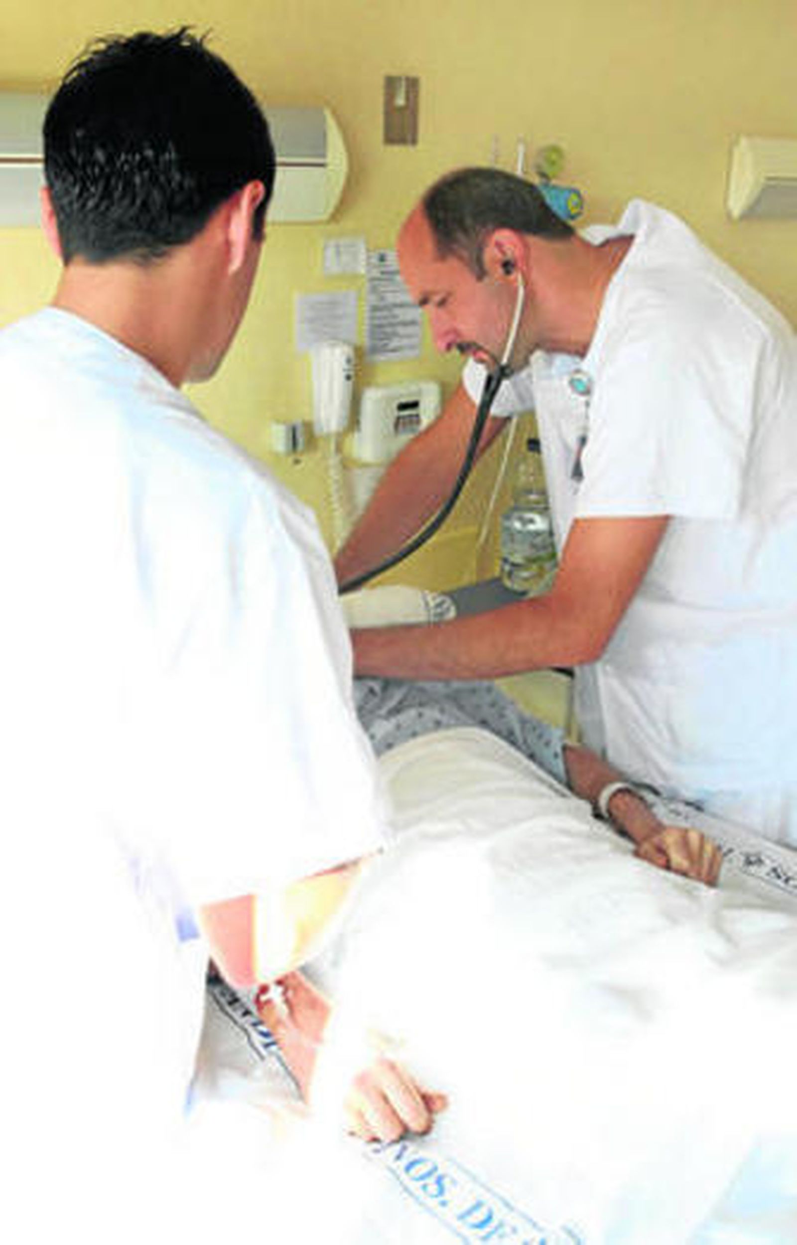 Antonio Fernández Moyano junto a otro doctor atiende a un paciente.