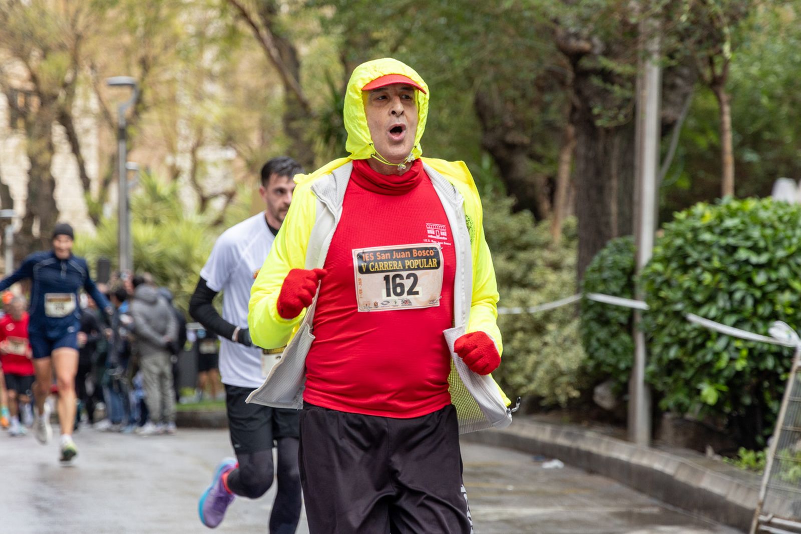 En imágenes: la lluvia no frena a más de un millar de corredores en la V Carrera Popular del IES San Juan Bosco (2)