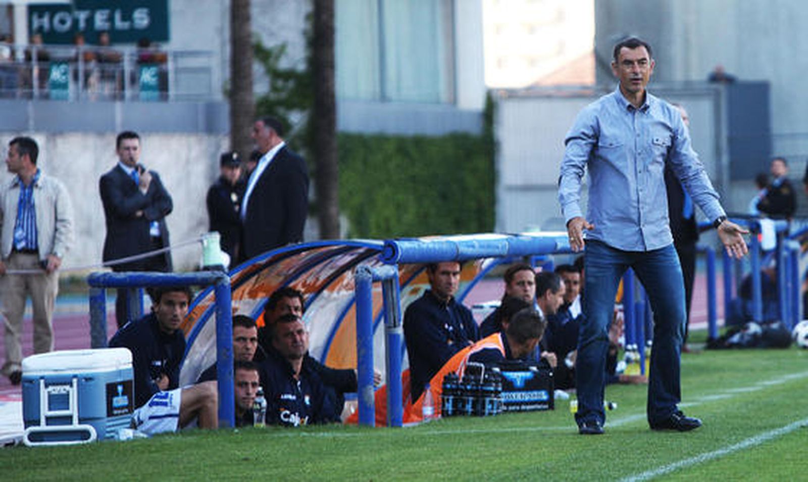 Javi López gesticula en la banda.

Foto: Vanesa Lobo