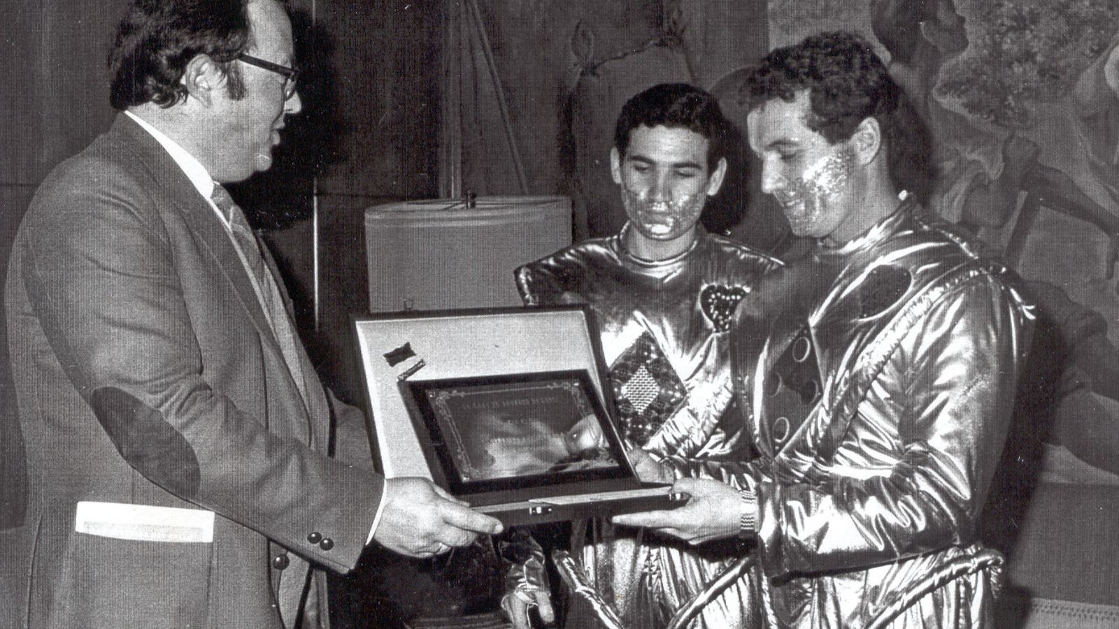 Pepe el Caja y 'Caracol' recogen un premio de la Caja de Ahorros de Cádiz.