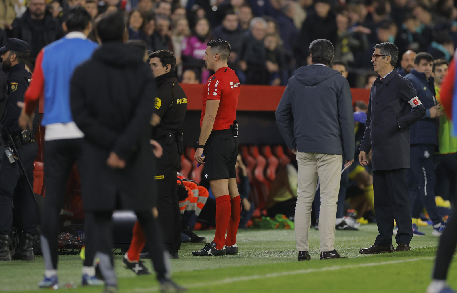 Díaz de Mera observa el monitor de campo del VAR en el reciente Sevilla-Villarreal.