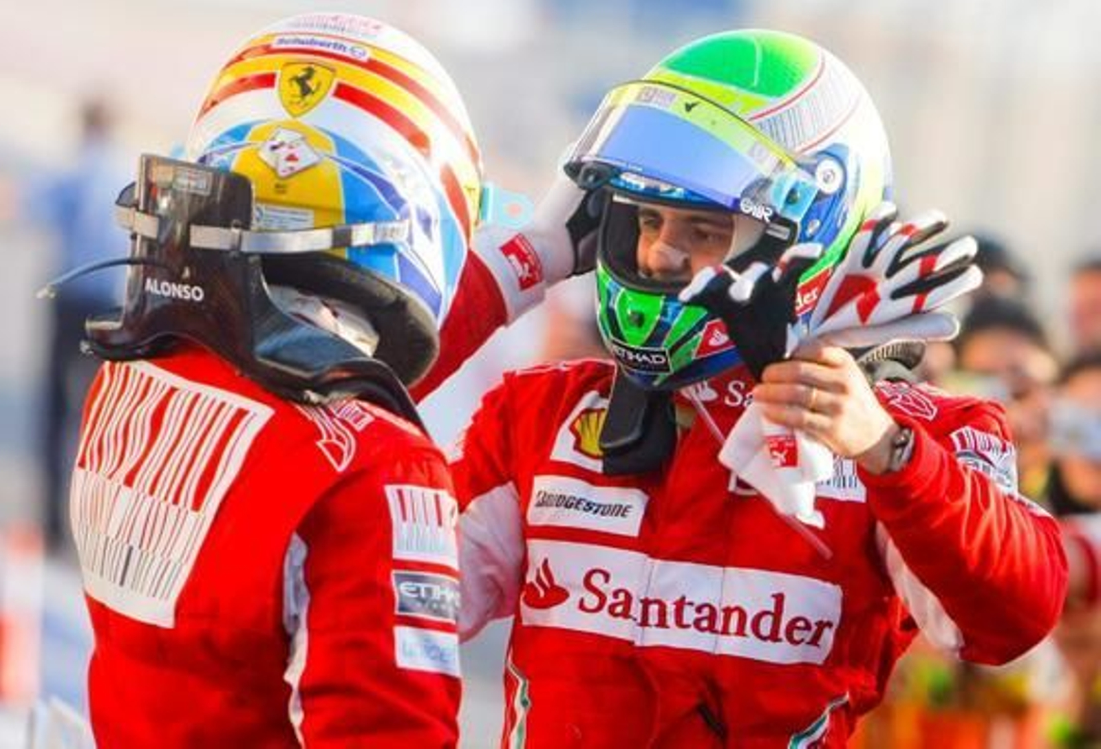 Fernando Alonso gana su primera carrera como piloto de Ferrari en Bahrein. / EFE