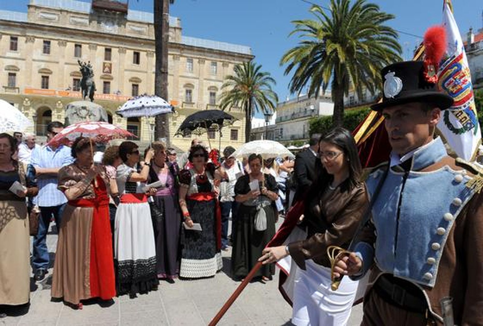 Unas 200 personas participan en el desfile de presentación del pendón de Fernando VII, recuperado para el Diez, ataviados con uniformes históricos.

Foto: Elias Pimentel