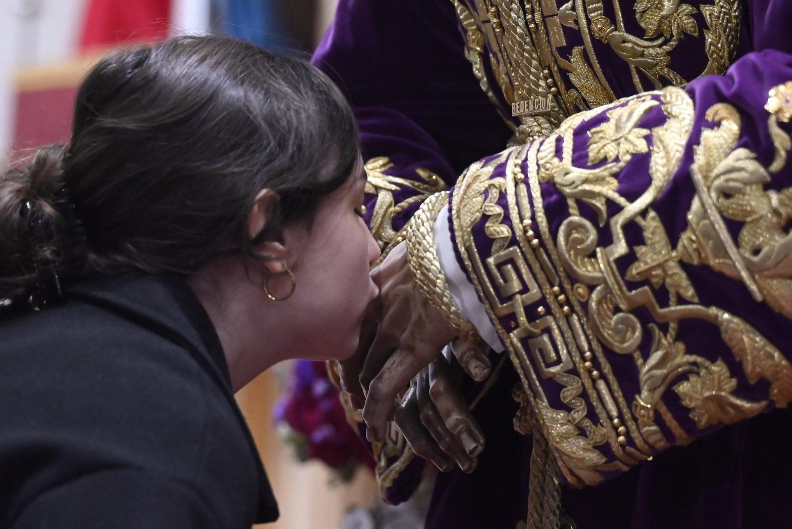 Las mejores imágenes del solemne besamanos al Señor de la Redención de Córdoba