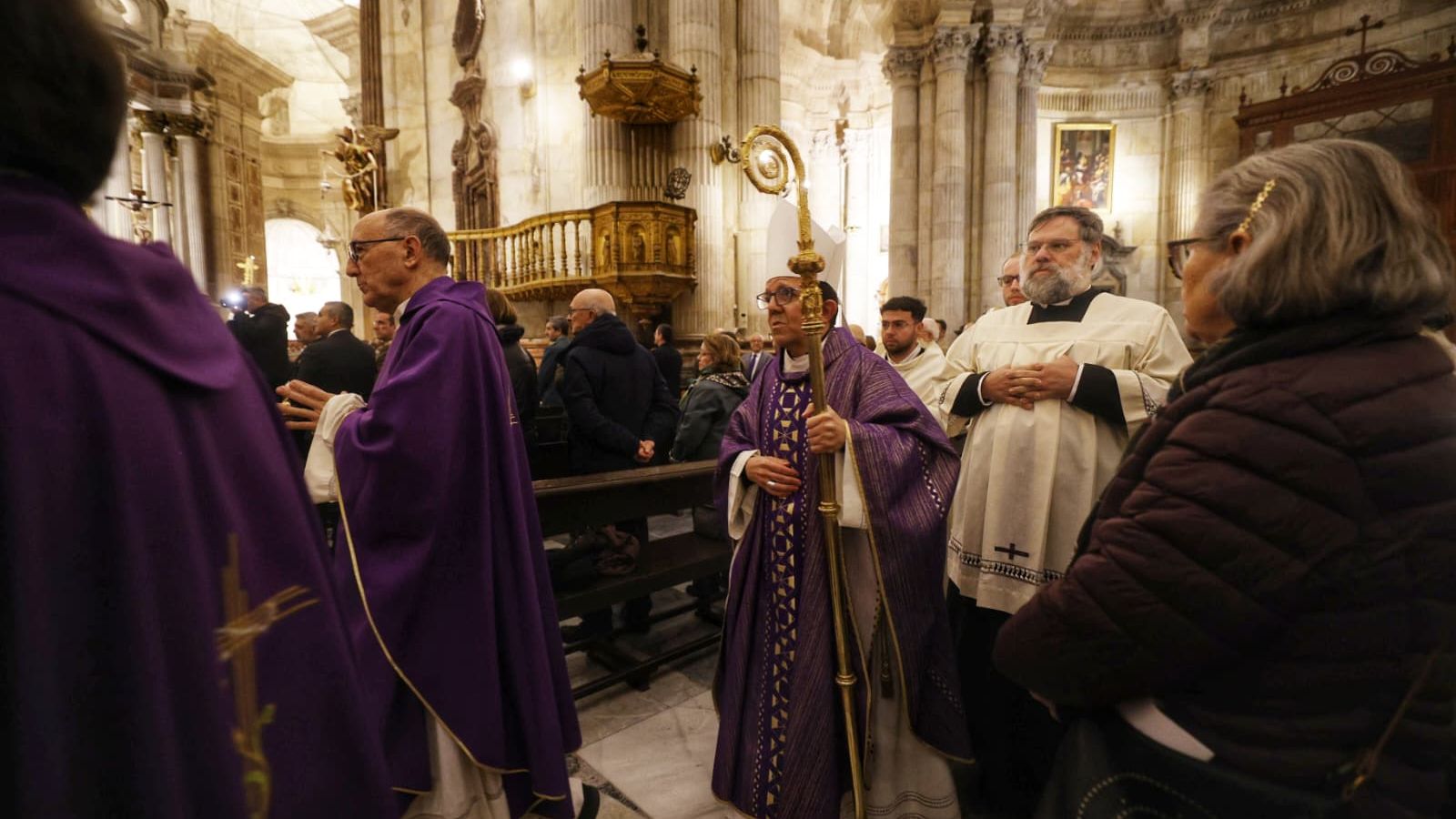 El administrador apostólico, Ramón Valdivia, al inicio del funeral de este martes en la Catedral de Cádiz.