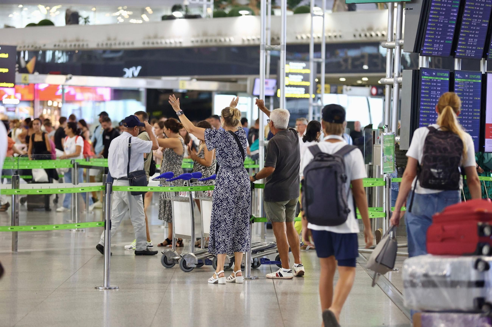 Reencuentros, este viernes, en el aeropuerto de Málaga. Reencuentros, este viernes, en el aeropuerto de Málaga.