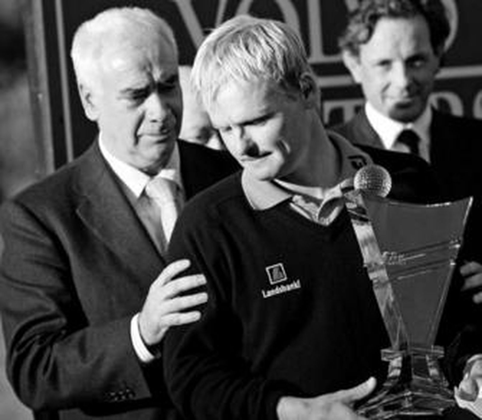 Soren Kjeldsen escucha la felicitación del Consejero de Turismo, Comercio y Deporte de la Junta.