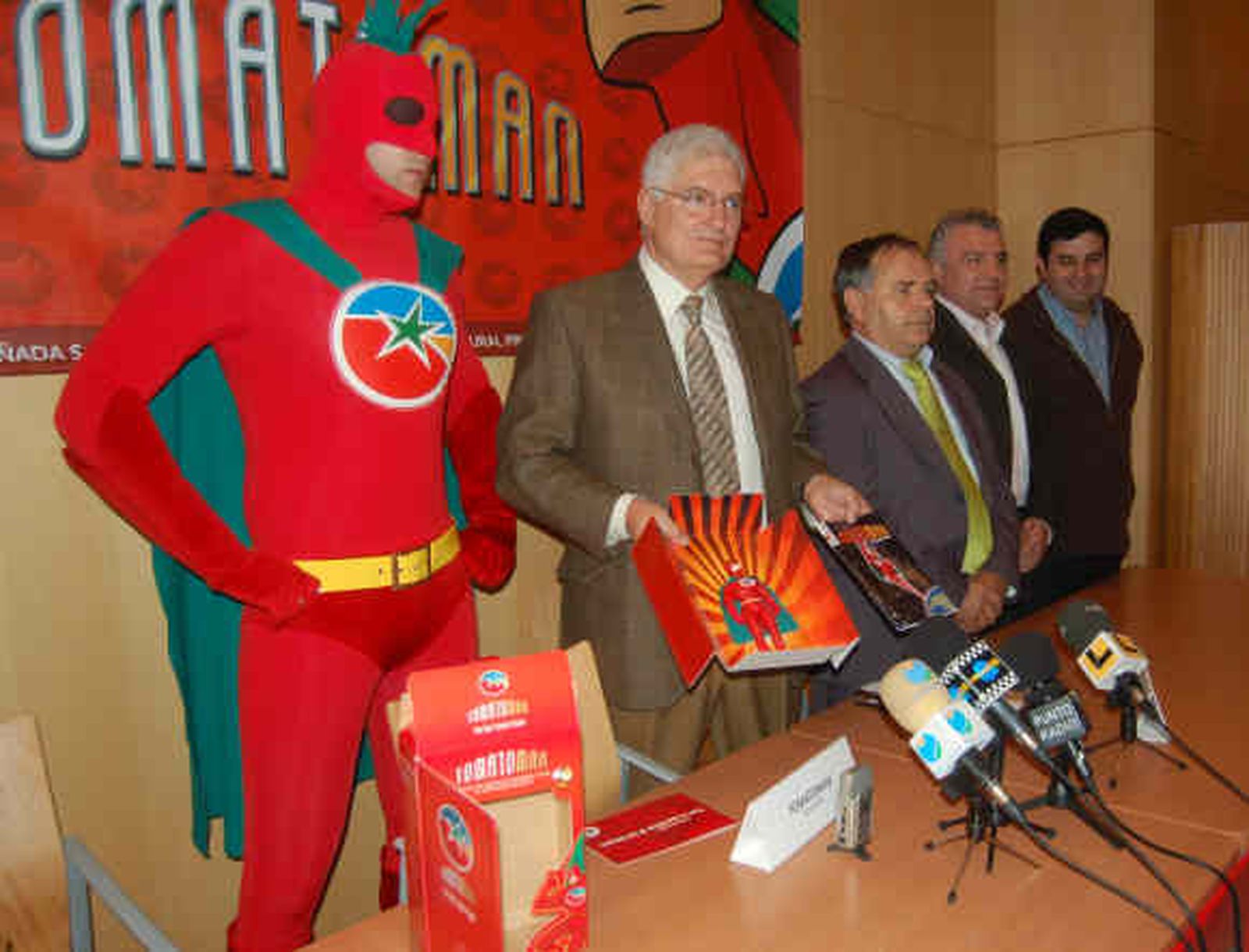 'Tomatoman' llevará el tomate La Cañada-Níjar por la Unión Europea