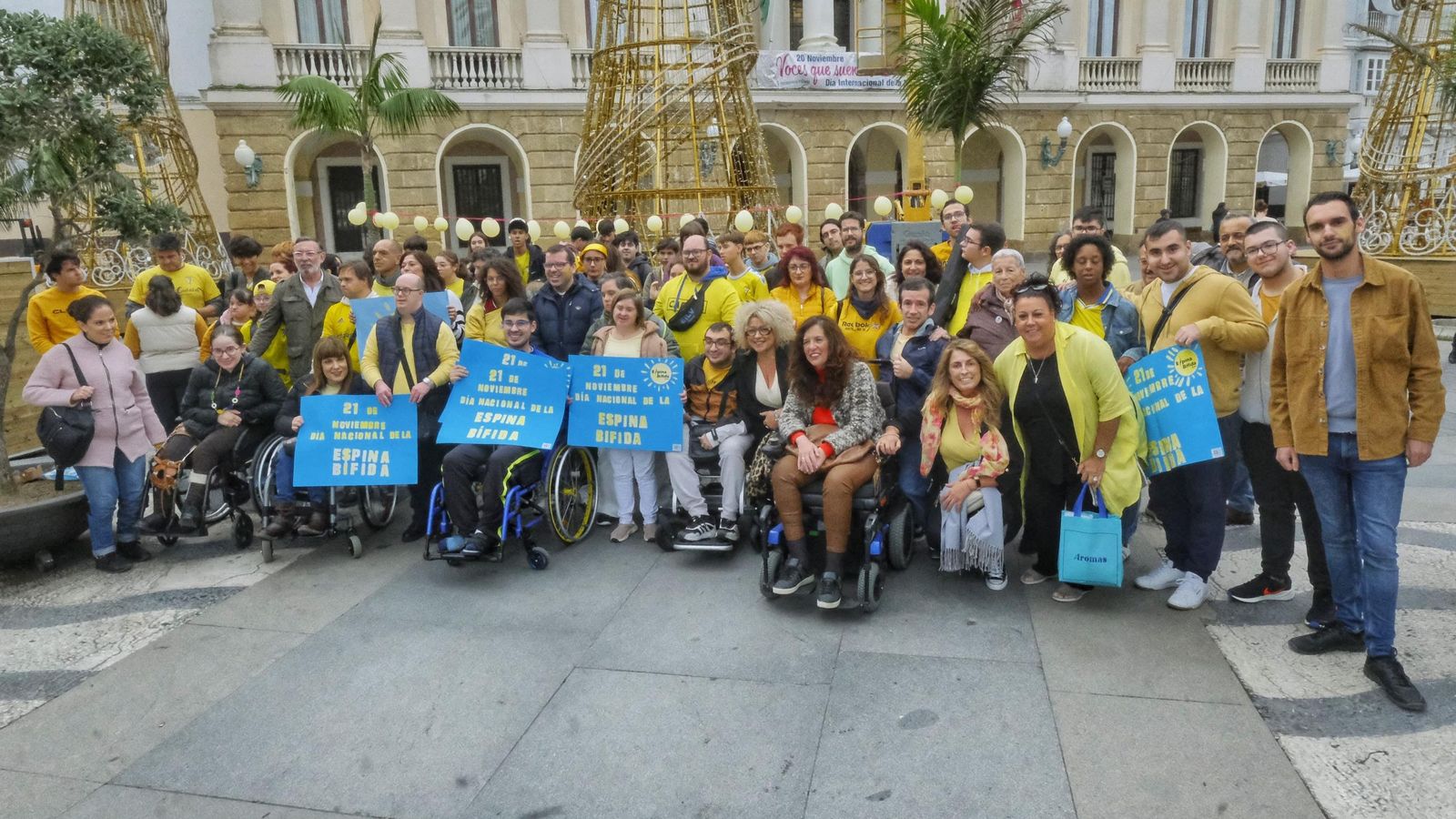 Un grupo de las personas que participaron este jueves en la Caminata Solidaria