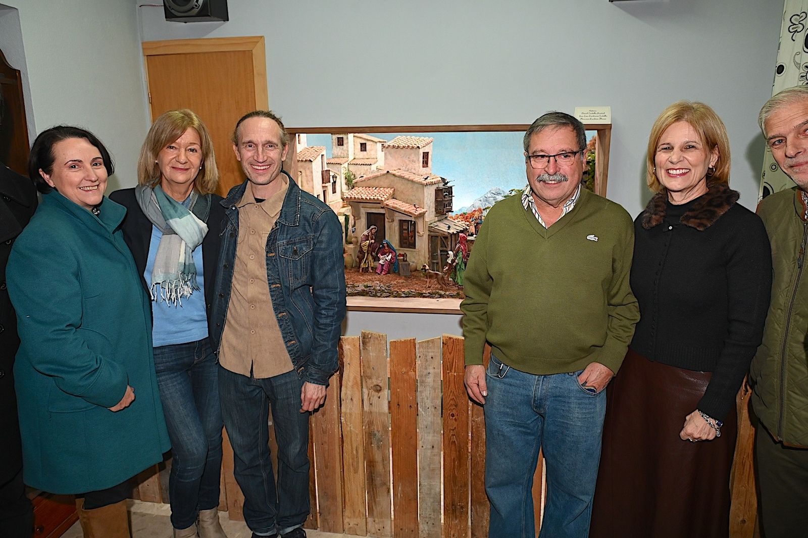 La alcaldesa, María José García-Pelayo, felicita a la Asociación de Vecinos del Parque Atlántico por su belén.