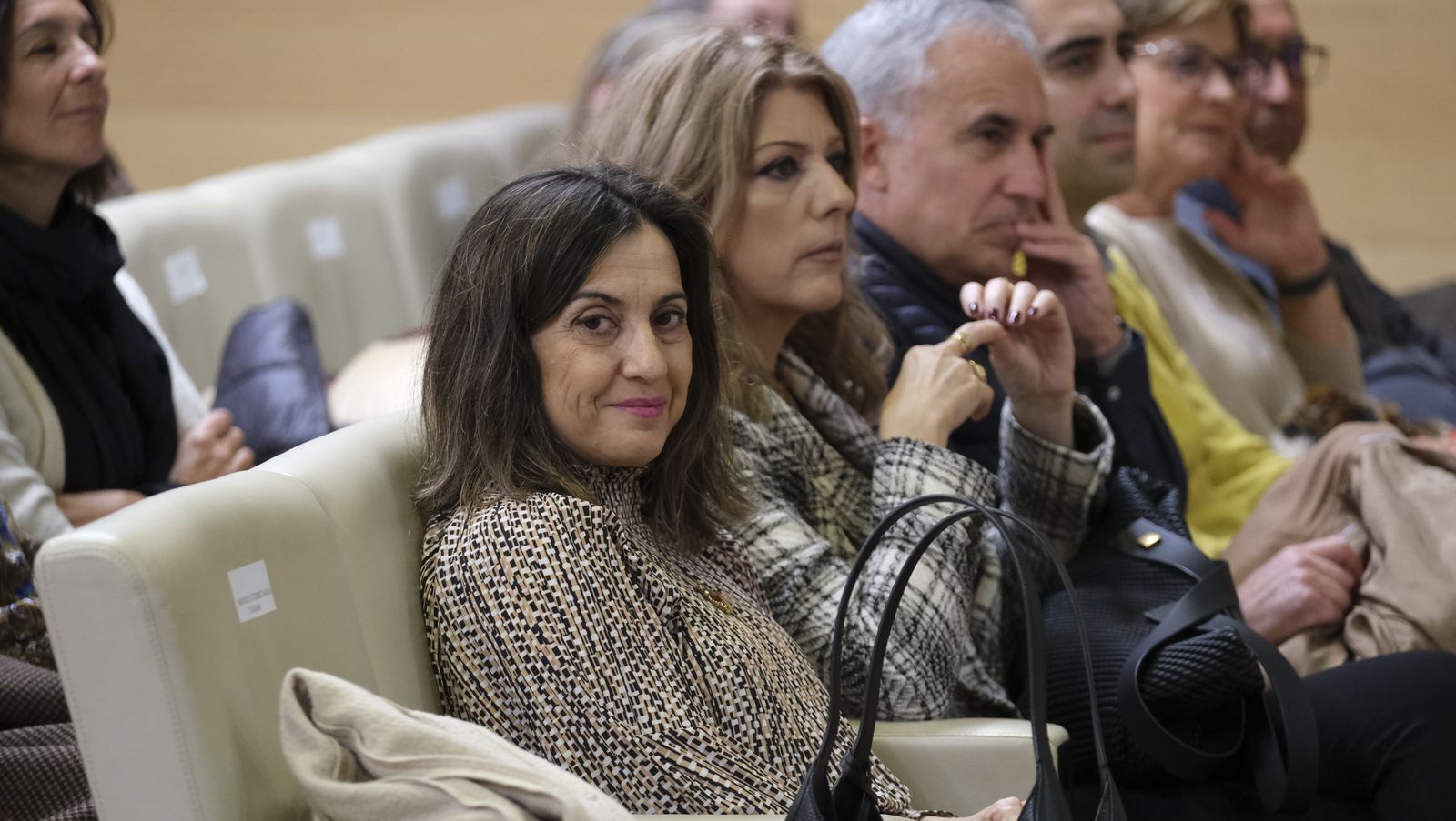 Imágenes del Diario de los Libros con la escritora ganadora del Premio Planeta 2022, Luz Gabás