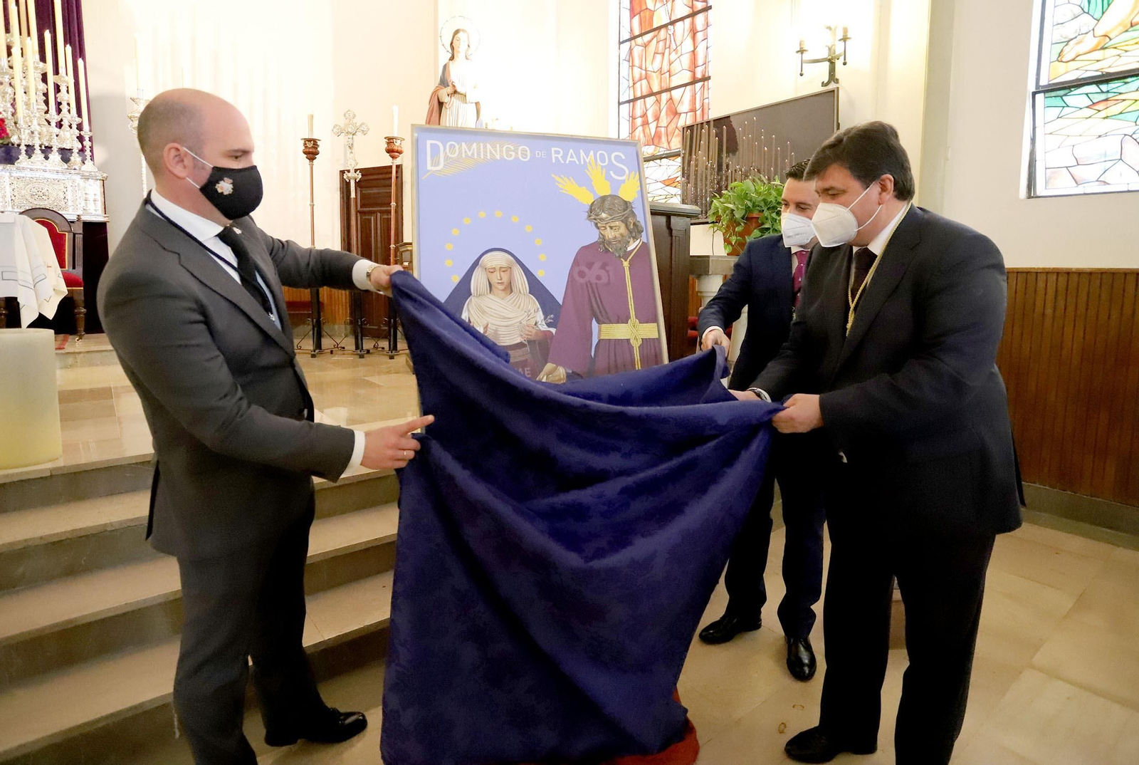 El hermano mayor, el autor y el alcalde de Huelva descubriendo el cartel.