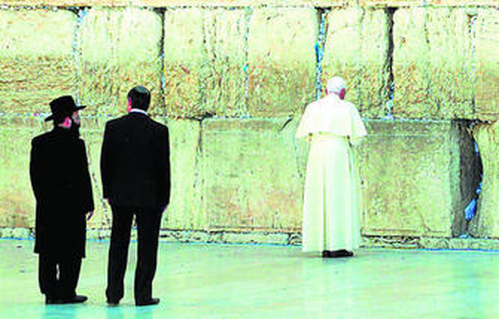 Benedicto XVI reza ante el Muro de las Lamentaciones, símbolo de la religión hebrea, en 2011.