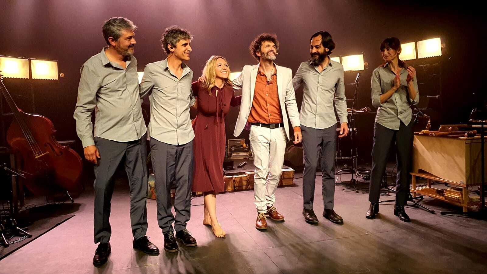 Daniel González, Pablo Cabra, Rocío Márquez, Miguel Rivera, Javi Mora y Mercedes Bernal, recibiendo el monumental aplauso final