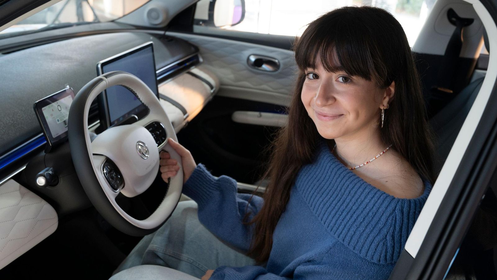 Marina Simón ha sido, de los cuatro mejores estudiantes que lograron las máximas notas durante los últimos exámenes, la elegida por Dongfeng para obtener el premio Boxcellence 2024. Marina Simón ha sido, de los cuatro mejores estudiantes que lograron las máximas notas durante los últimos exámenes, la elegida por Dongfeng para obtener el premio Boxcellence 2024.