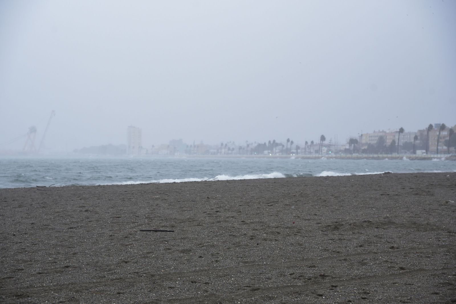 Joseph se deja ver en La Línea: imágenes del temporal desde la costa