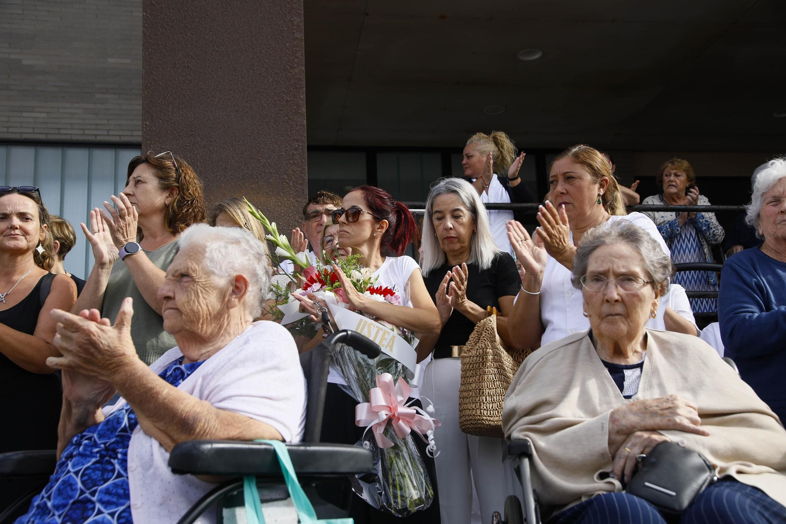 Las imágenes de la concentracion por el asesinato de Maria Nieves GP en la residencia del Zapillo en Almería