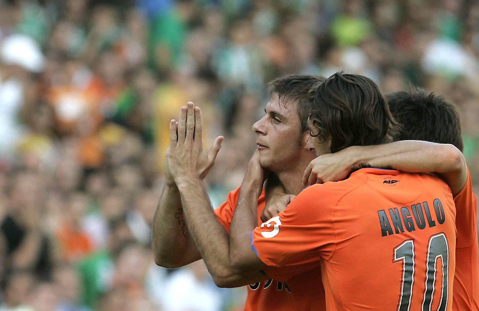 Joaquín pide perdón tras marcar un gol en 2007 en el partido de Liga en el Benito Villamarín.
