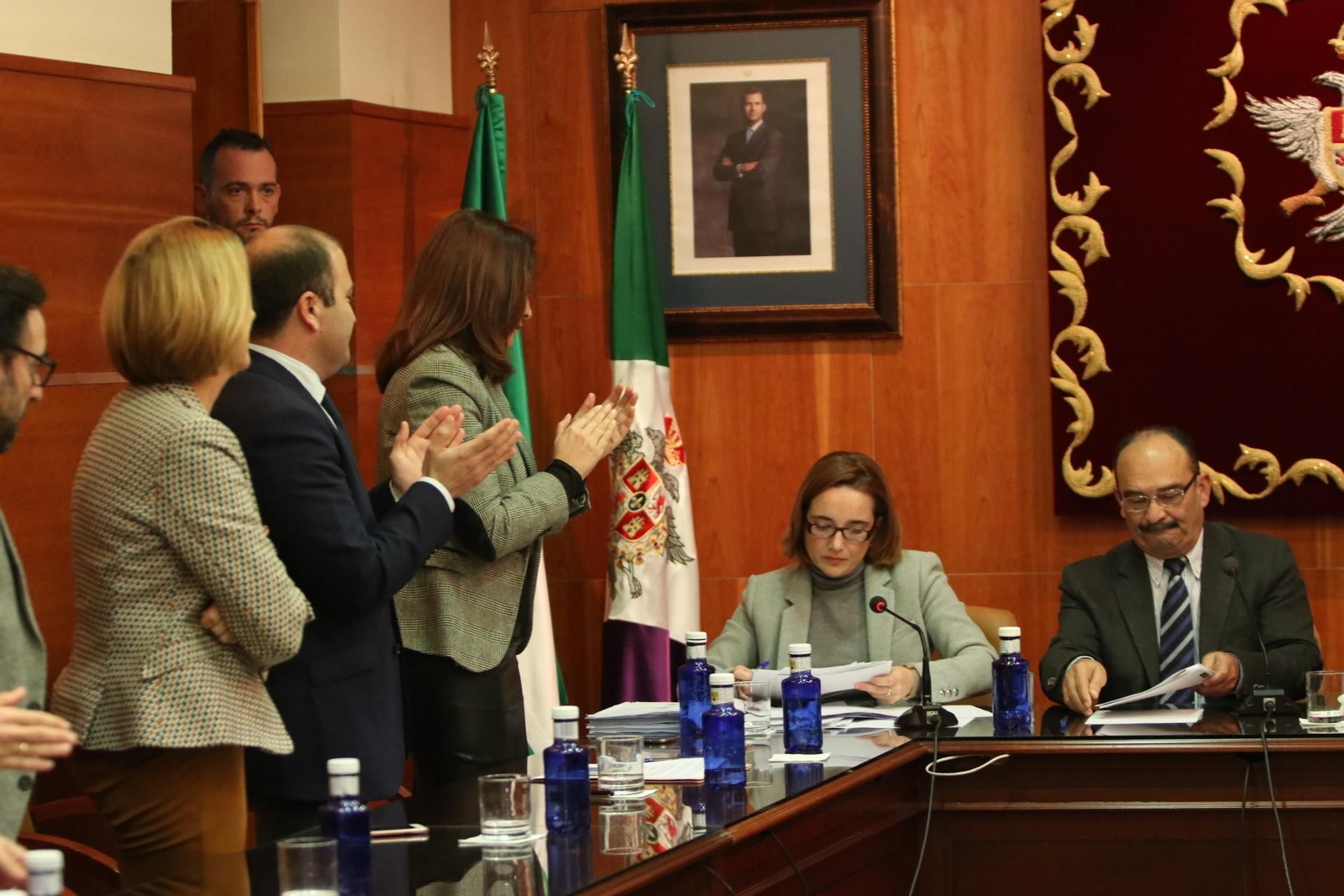 El equipo de gobierno aplaude a su concejal Francisco Guerrero, durante el pleno de la moción de censura en 2017.