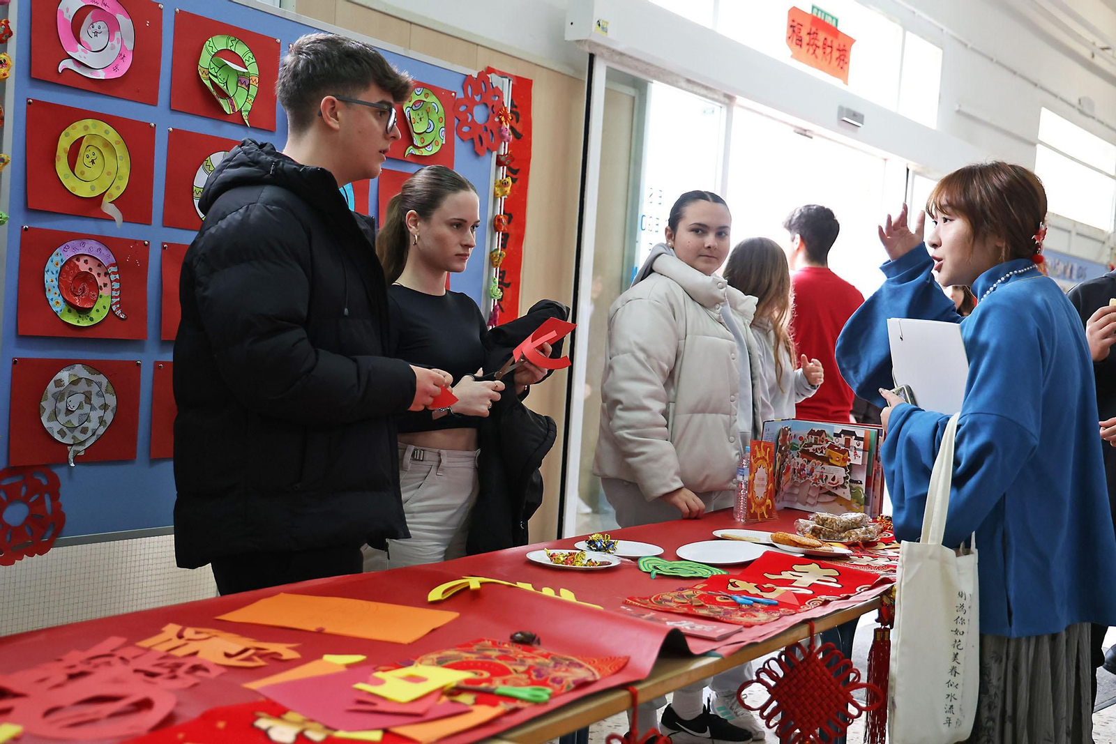 Imágenes de la celebración del Año Nuevo Chino de los alumnos del IES Diego de Guzmán y Quesada (el antiguo Femenino)