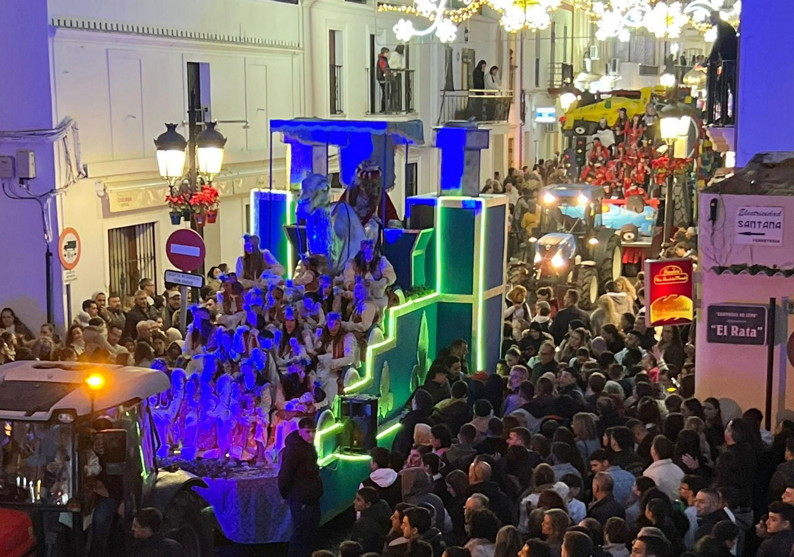 La Cabalgata de Reyes de Lepe a su paso por una de las calles del centro de la localidad