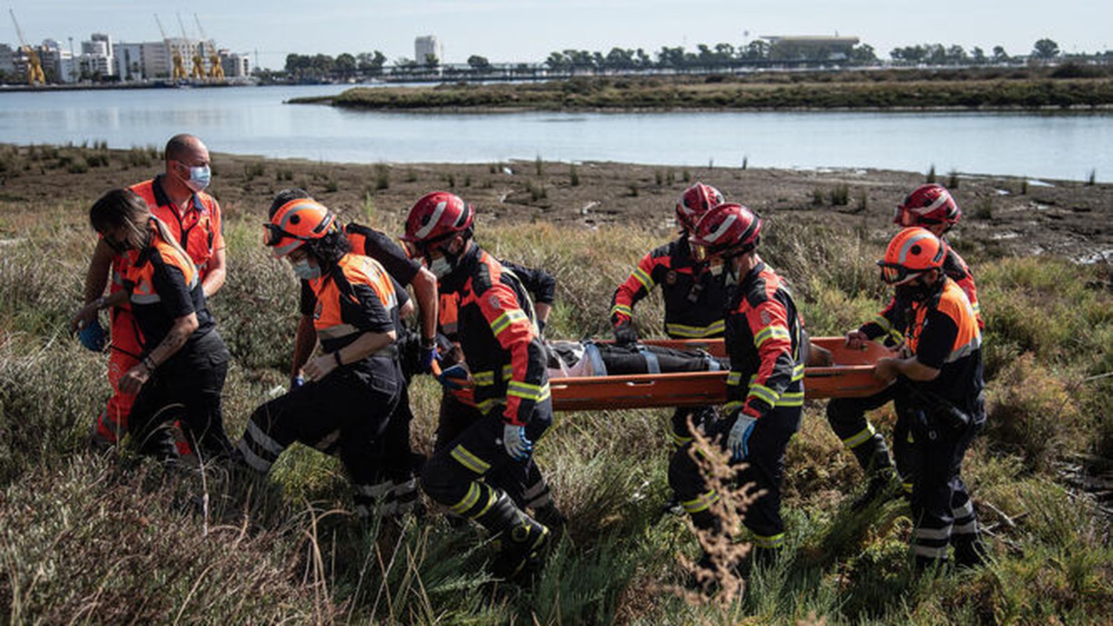 Efectivos participantes en un simulacro trasladan a una víctima rescatada en Marismas del Odiel.