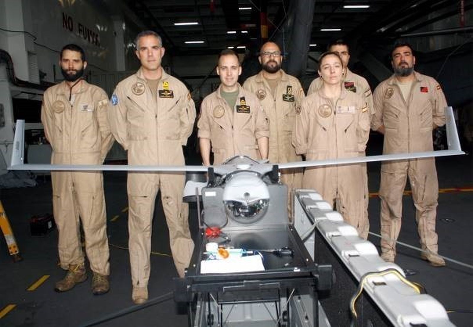 Personal de la Undécima Escuadrilla de la Flotilla de Aeronaves de la Armada posa con el sistema 'Scaneagle'.