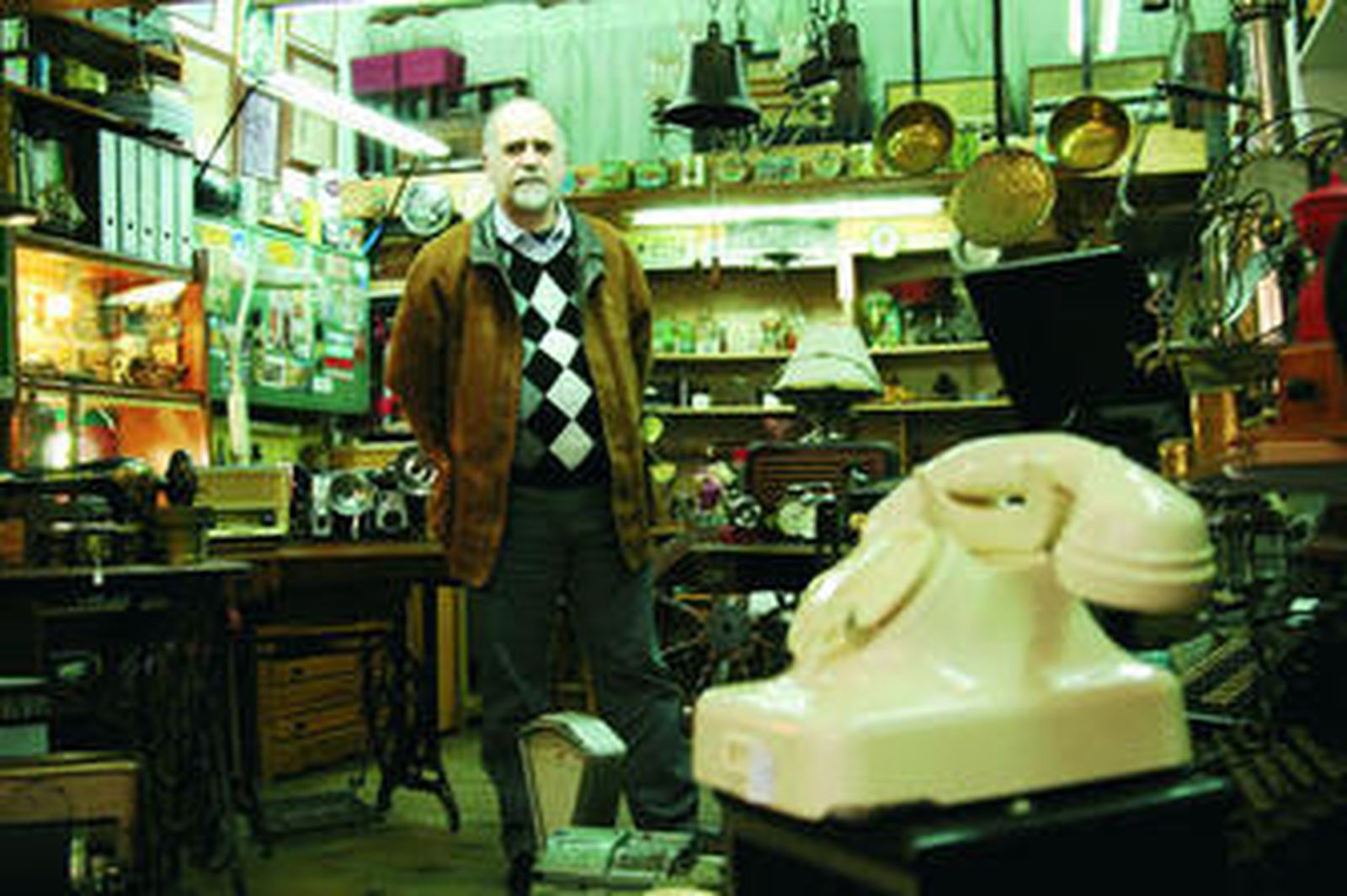 El argentino Juan Carlos Costa es uno de los coleccionistas de antiguedades más completos y sorprendentes de la capital.