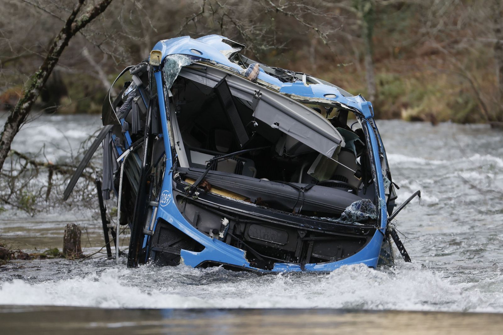 Impactantes imágenes: así quedó el autobús de Pontevedra tras caer al río