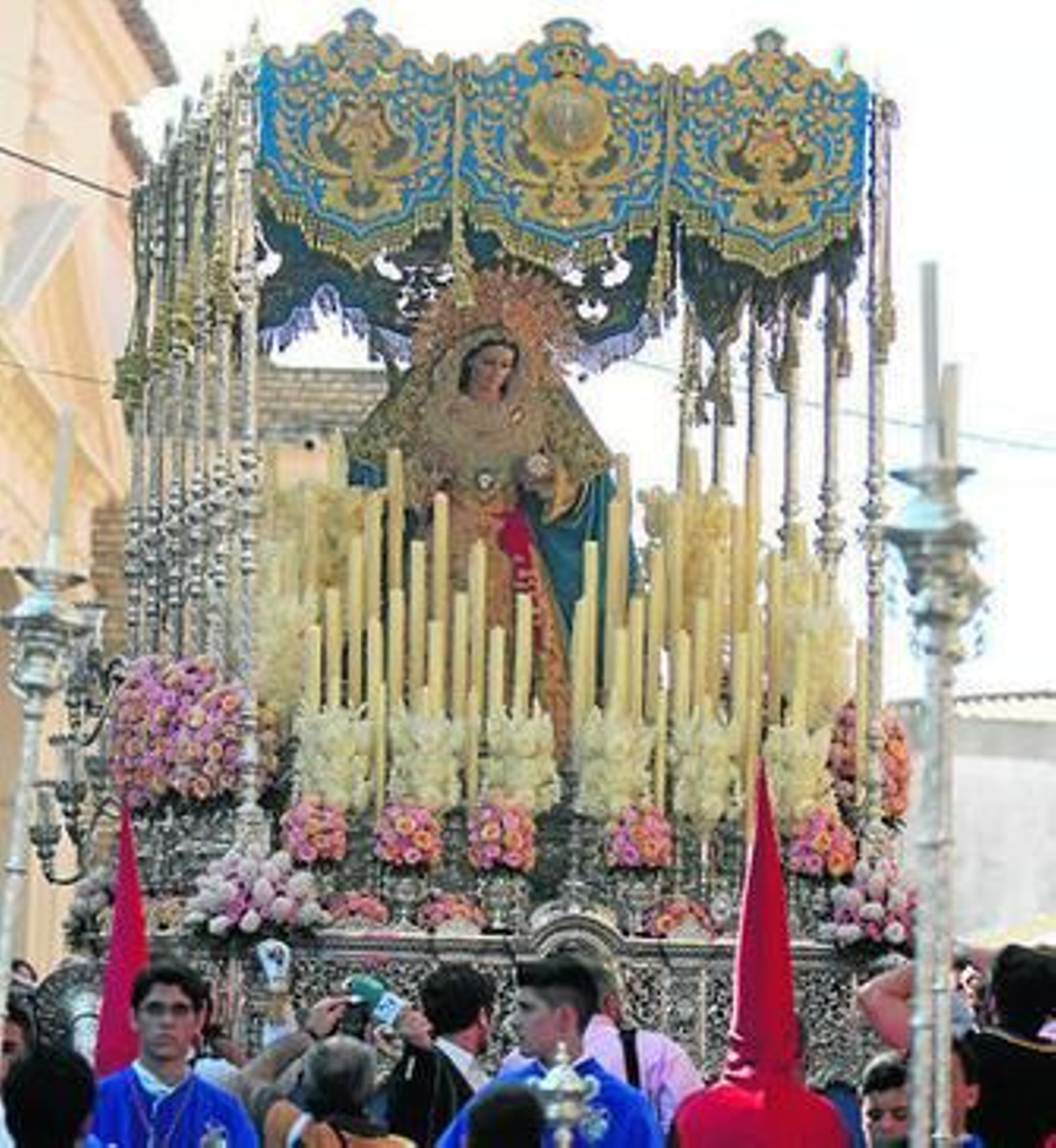 Nuestra Señora de los Ángeles lució la saya restaurada en los talleres sevillanos de José Antonio Grande de León.