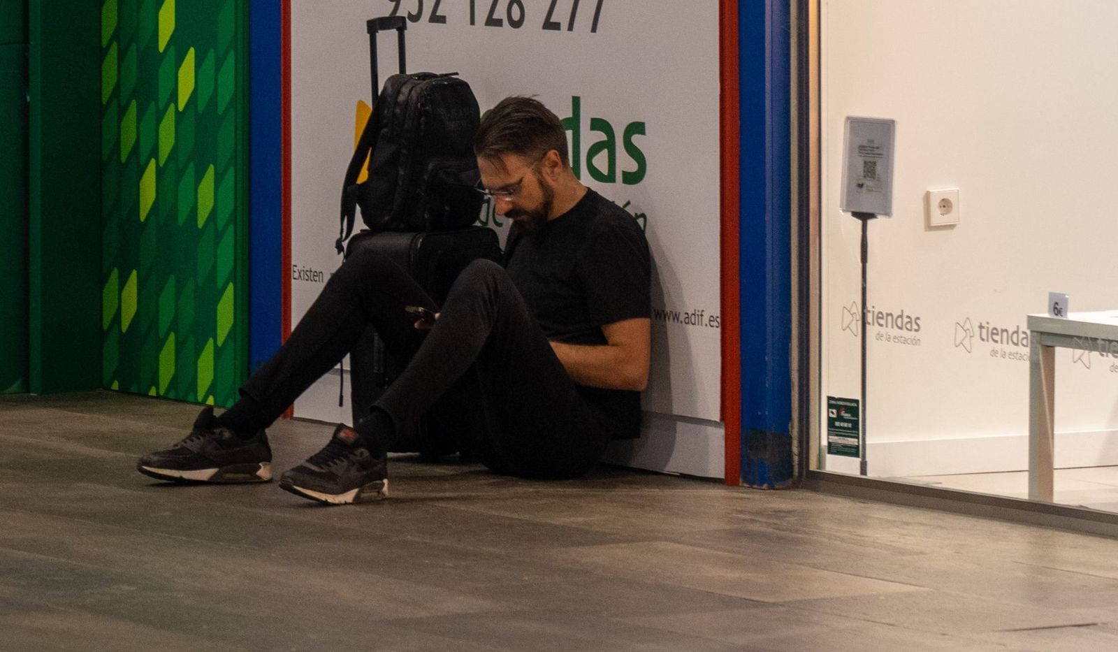 Un viajero afectado por el retraso de los trenes.