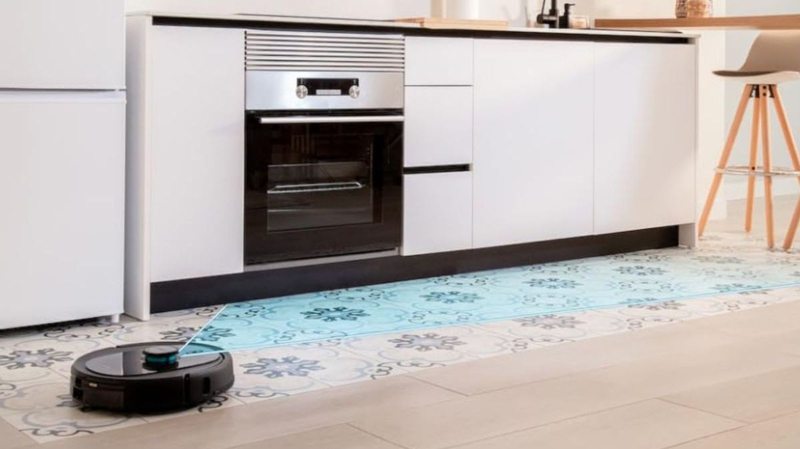 Este es el robot aspirador de Cecotec 4 en 1 que estabas buscando y necesitar para olvidarte de la limpieza